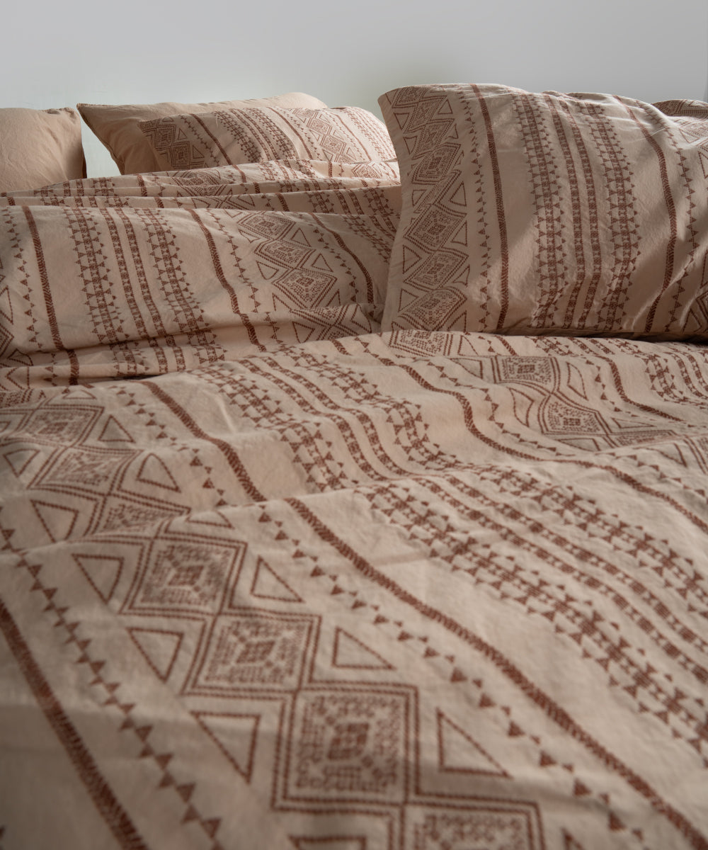 Akdeniz Beji stonewash pamuk jakarlı nevresim takımı, 200x220 nevresim, 240x260 çarşaf ve 4 adet 50x70 yastık kılıfı ile yatak üzerinde genel görünüm