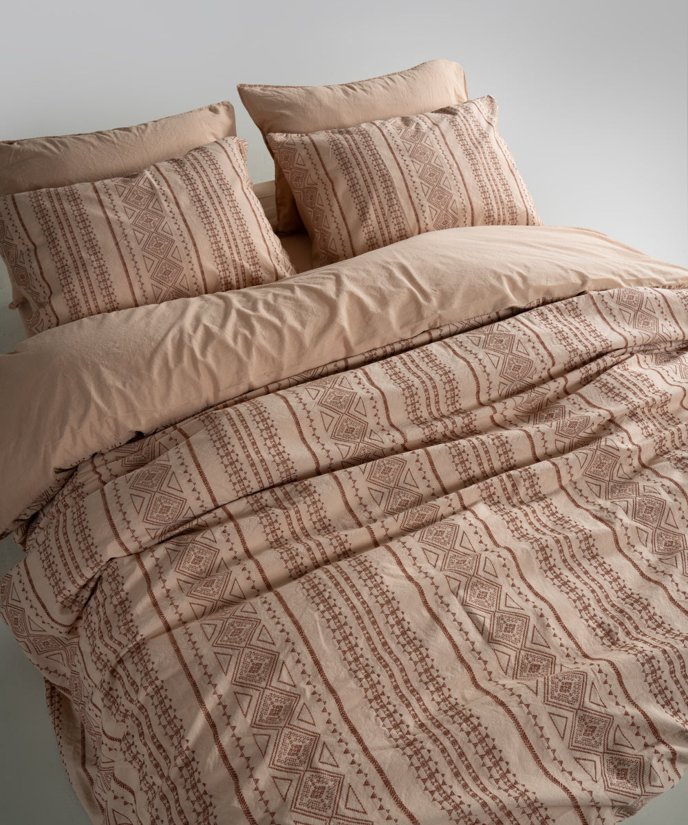 Akdeniz Beji stonewash pamuk jakarlı yastık kılıfları, kapak kapamalı tasarım ve doğal doku detayları