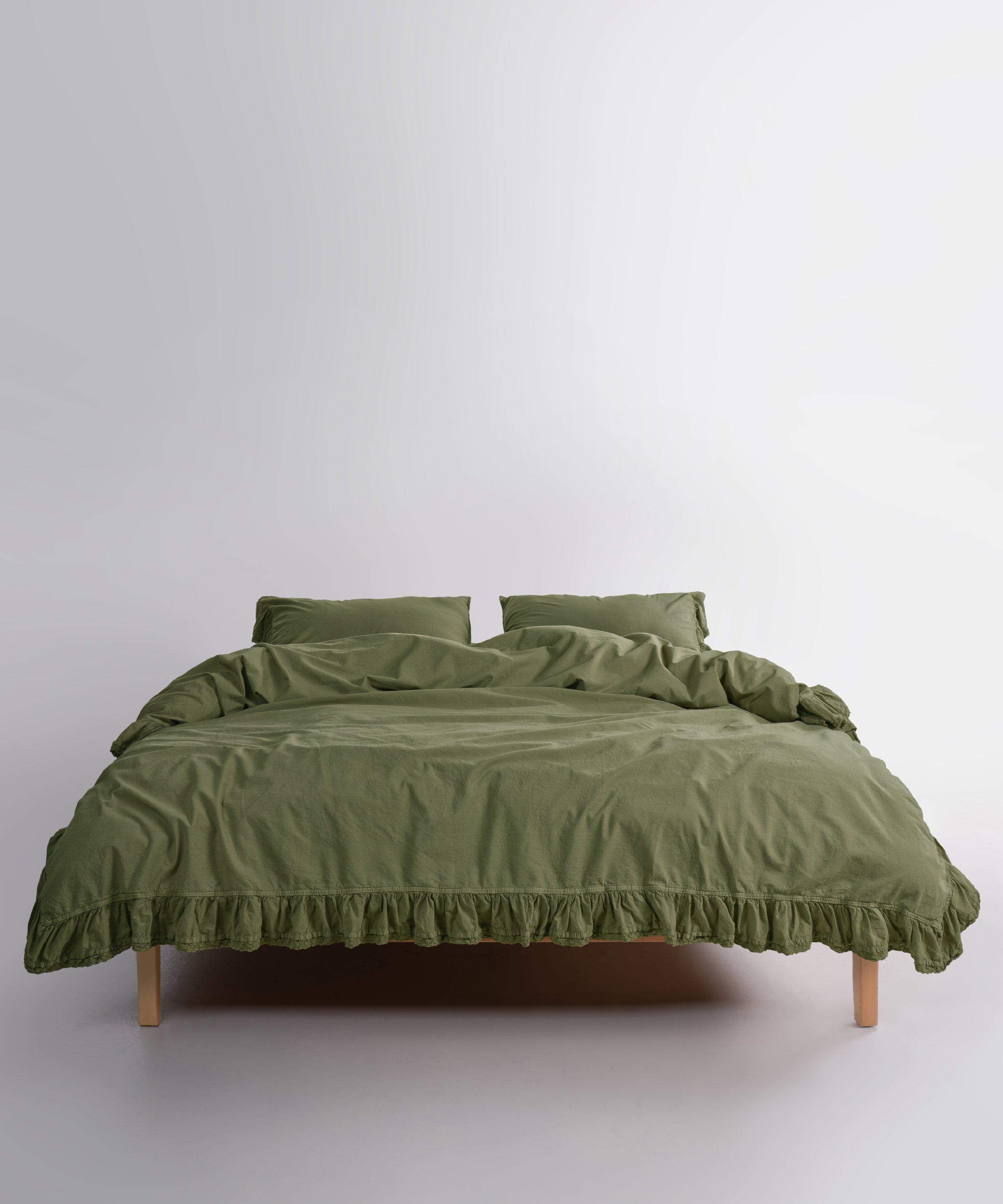 Capulet Olive rengi stonewashed pamuk nevresim takımı fırfır kenar detayı yakın plan yumuşak dokulu premium tasarım