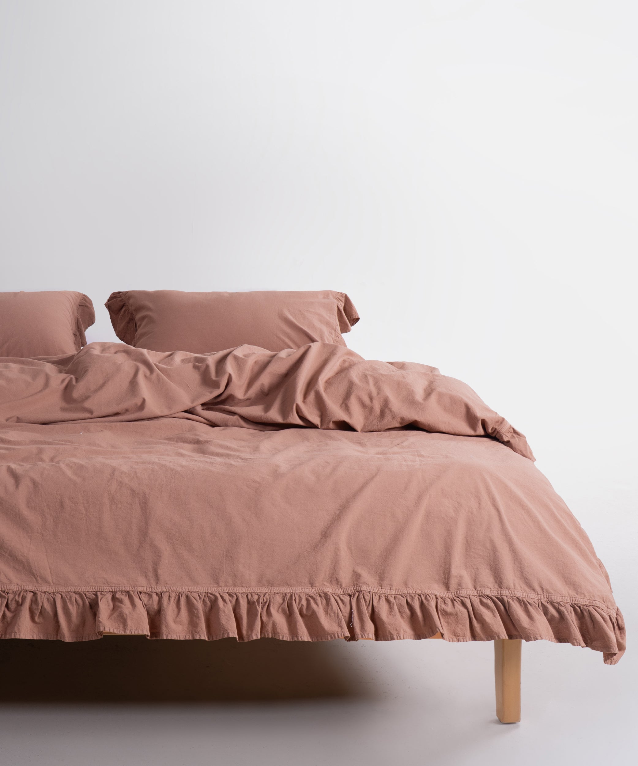 Stonewash yumuşaklık, zarif fırfır detay ve doğal pamuk konforu bir arada.