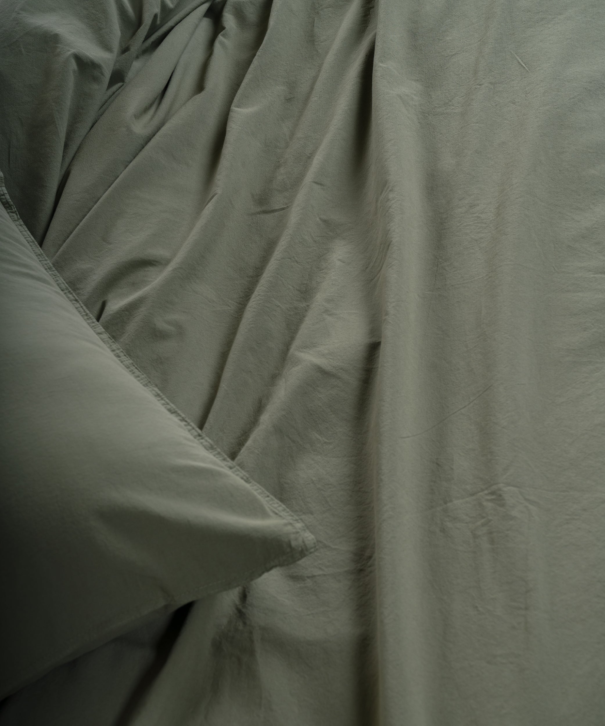 Capulet Olive düğme kapamalı pamuk nevresim detayı