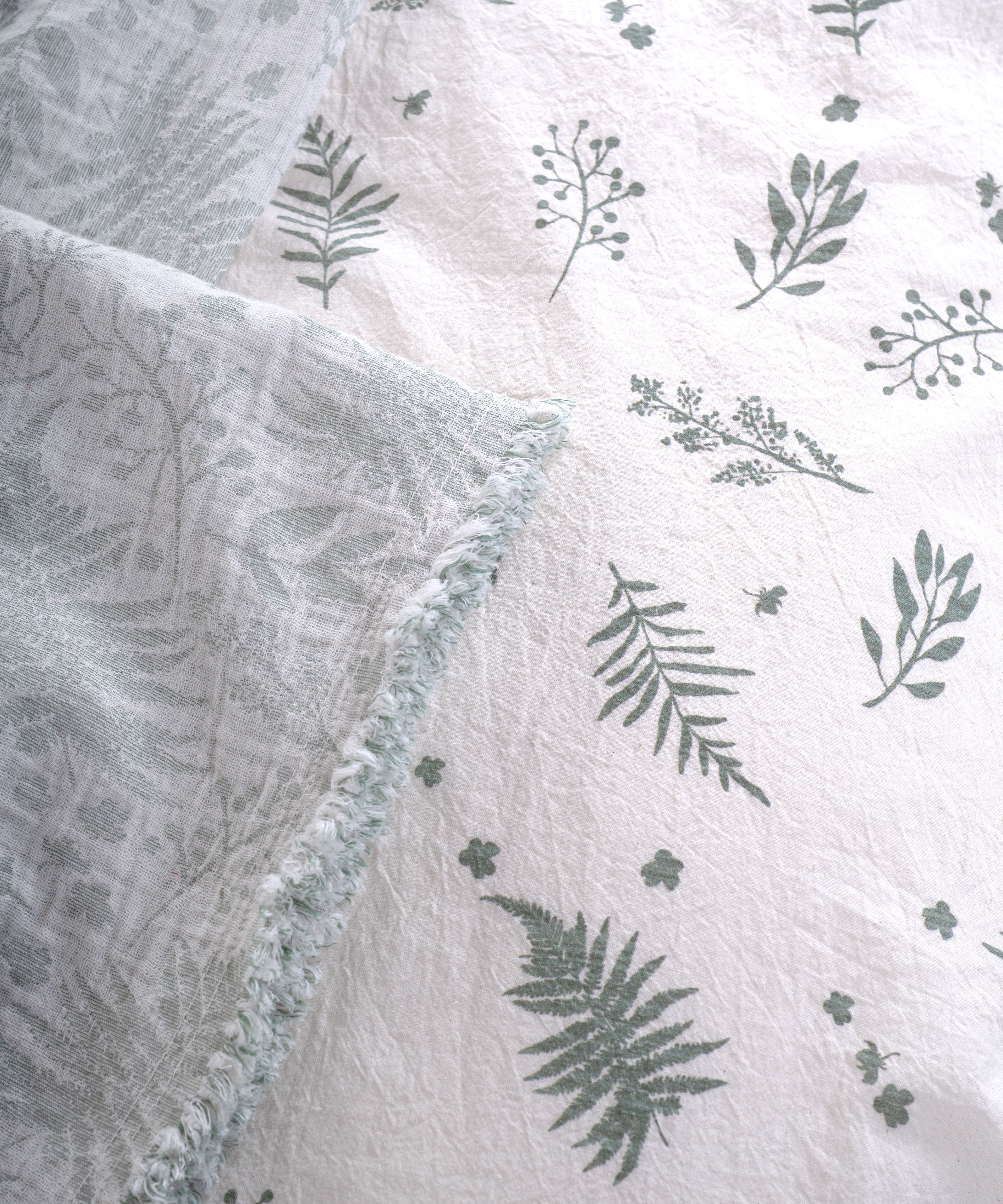 Botanik desenler ve yumuşacık müslin dokusuyla huzurlu bir uyku alanı
