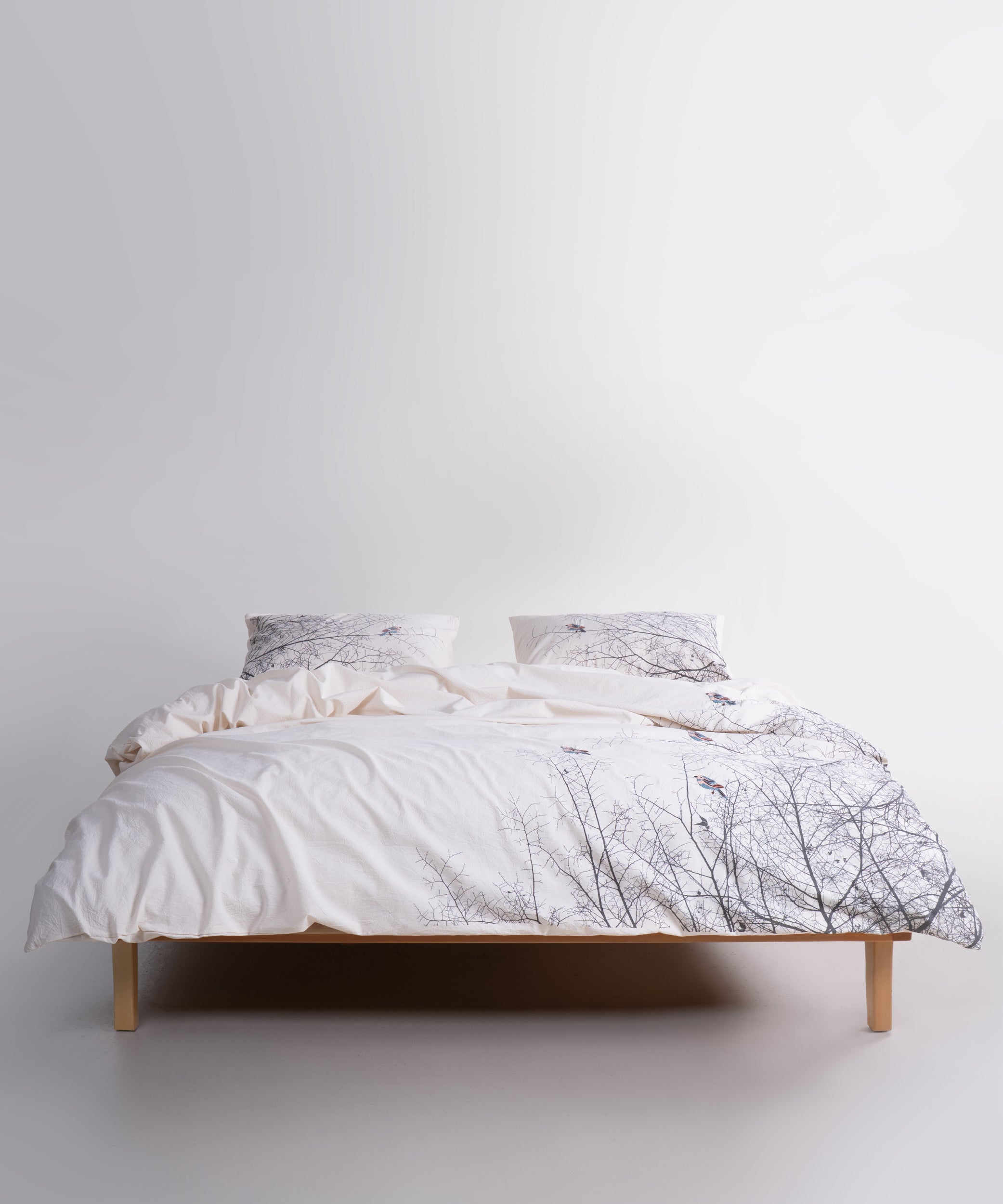 Baskı üzerine işlenmiş kanarya nakış detaylı %100 pamuk garment wash çift kişilik nevresim takımı.