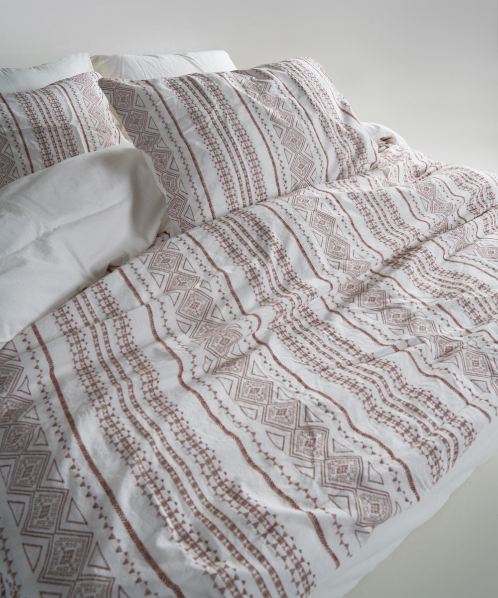 Krem renkli jakarlı desenli pamuk stonewash nevresim takımı, 200x220 nevresim, 240x260 çarşaf ve 50x70 cm 4 yastık kılıfı