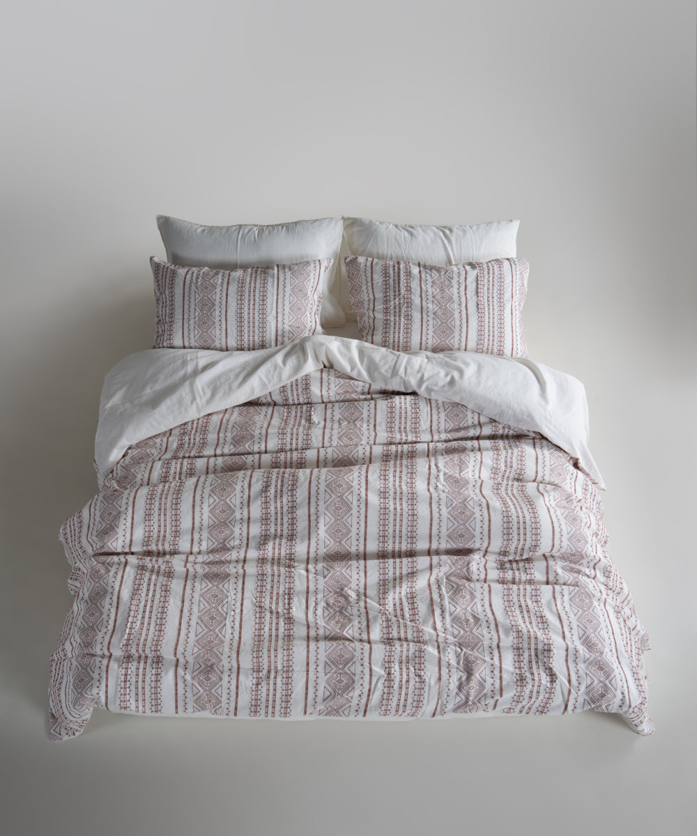 50x70 cm ölçülerinde krem jakarlı pamuk yastık kılıfı, minimalist tasarım ve stonewash yumuşaklığı