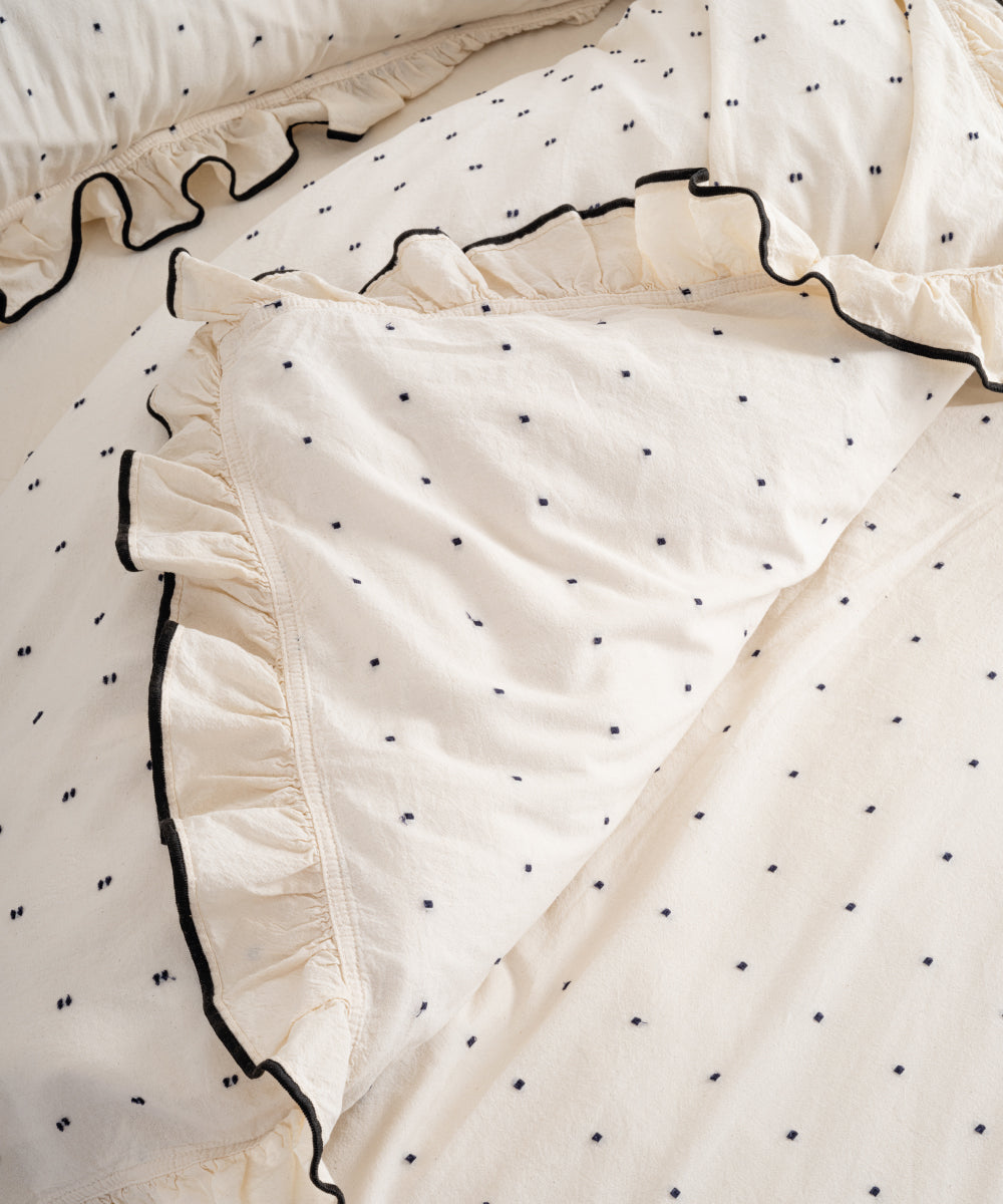 fırfır kenarları nakışlı nevresim ve 2 adet 50x70 yastık kılıfı detay görünüm