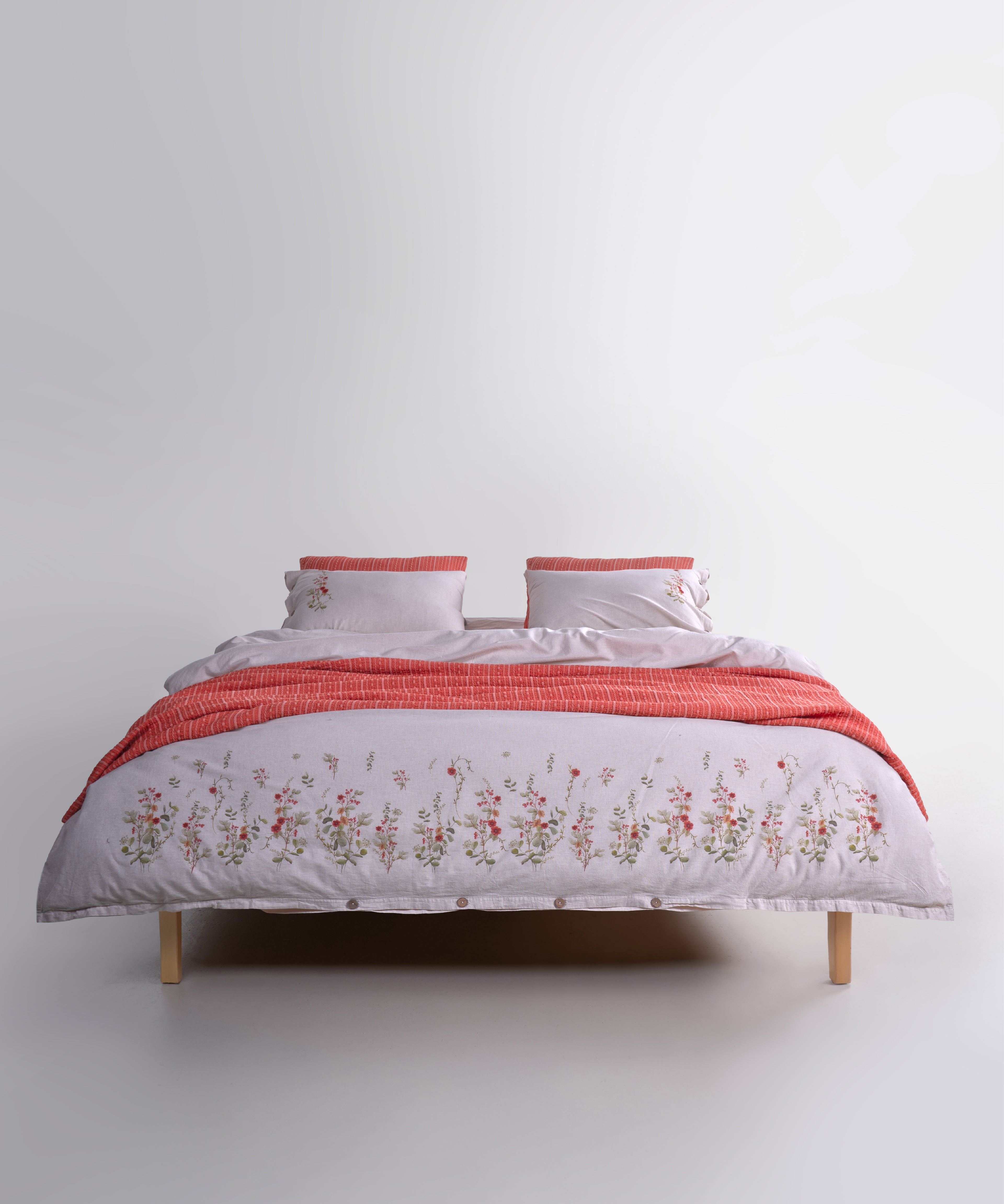 Hafif ama tok pikeli yapısı sayesinde hem estetik hem de konforlu bir uyku deneyimi sunar.