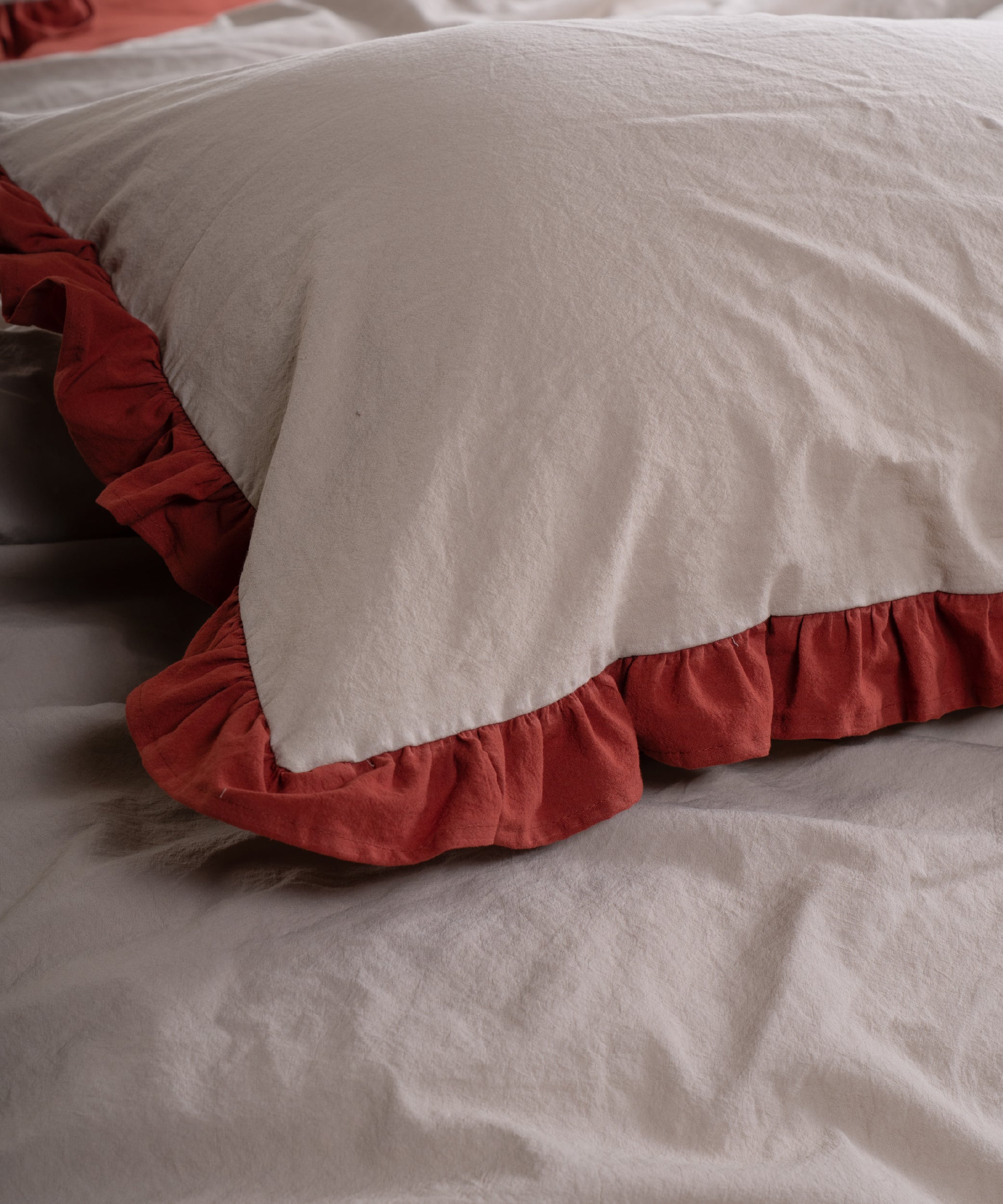 Pristine renkli %100 pamuk stonewash nevresim takımı, fırfır kenar detaylarıyla yatak üzerinde genel görünüm