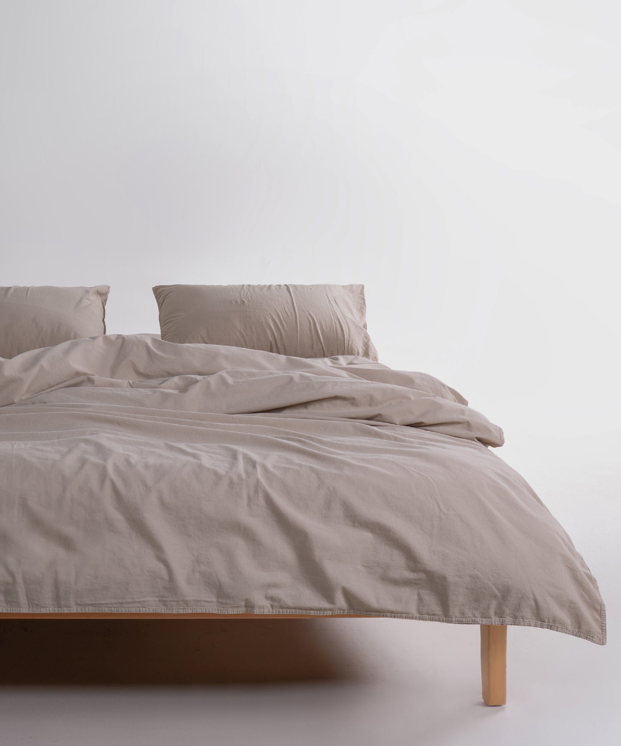 Oxford Tan renkte stonewash yıkanmış %100 pamuk nevresim takımı, yatak üzerinde genel görünüm