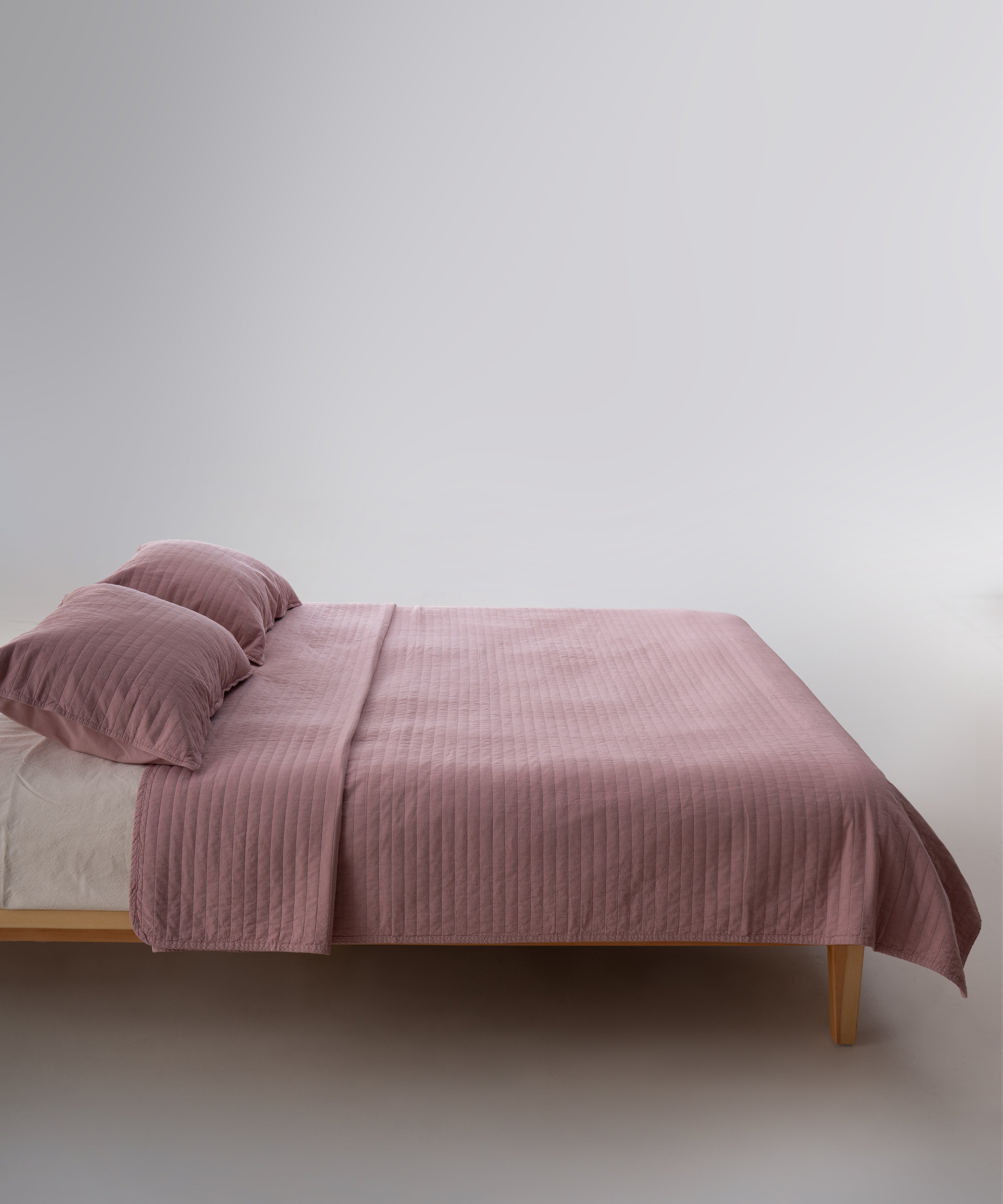 Taş yıkama işlemli %100 pamuk yatak örtüsü kumaşının yumuşak ve doğal dokusu, Pale Mauve yakın plan