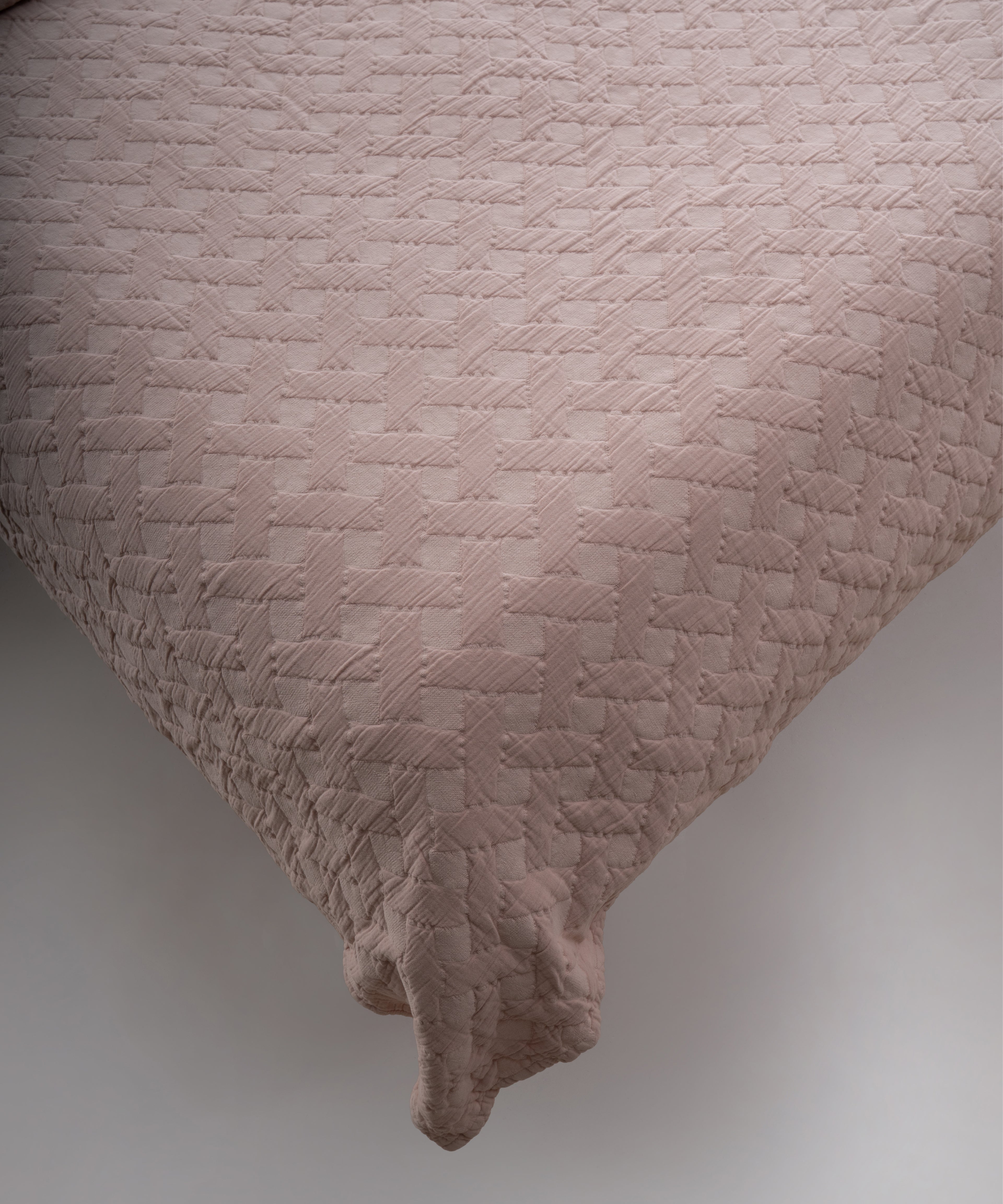 Pristine renkli stonewash %100 pamuk yatak örtüsü kumaşının yumuşak ve doğal dokusu, yakın plan