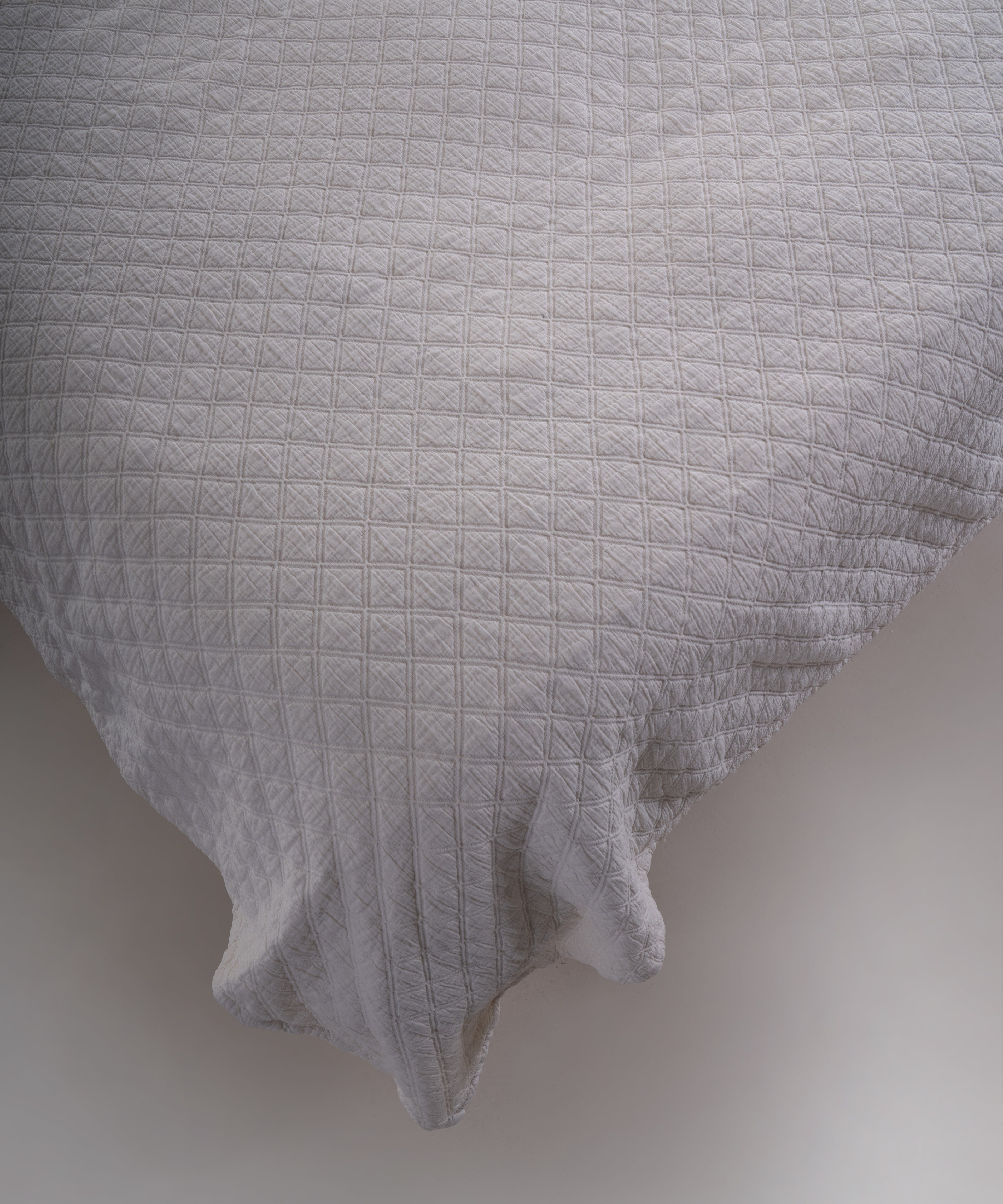 Taş yıkama işlemli %100 pamuk yatak örtüsü kumaşının yumuşak ve doğal dokusu, Snow White yakın plan