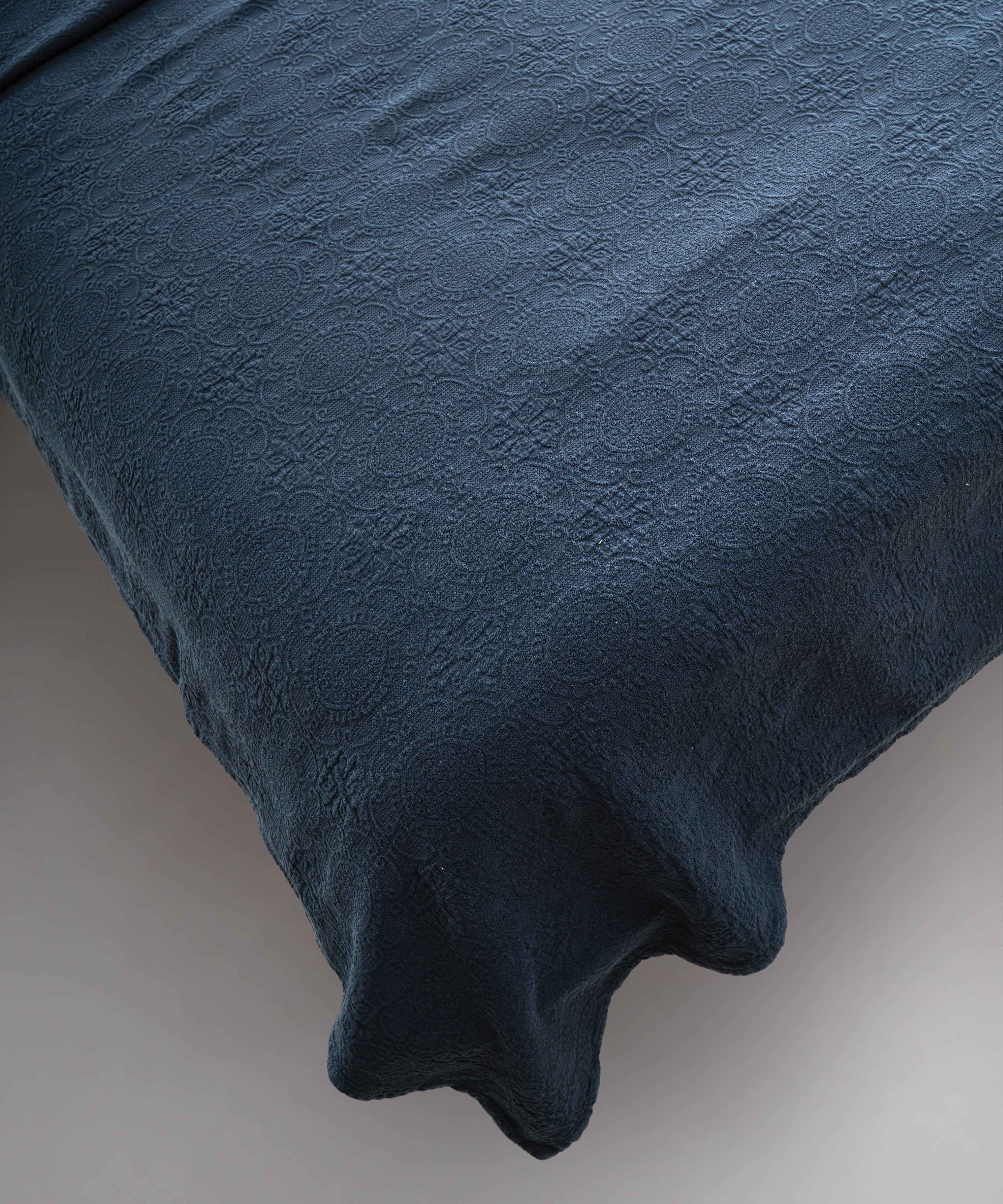 Dress Blue renkli stonewash %100 pamuk yatak örtüsü kumaşının yumuşak ve doğal dokusu, yakın plan