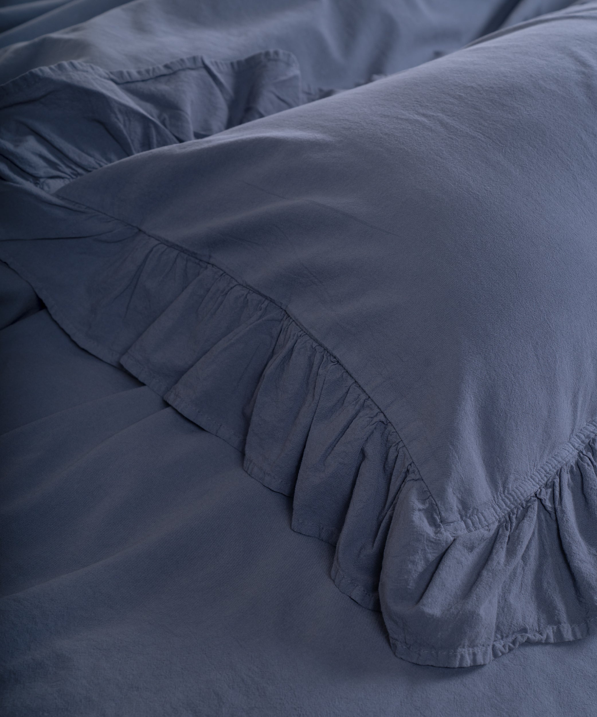 Kapak kapamalı, fırfır kenarlı stonewash pamuk yastık kılıfları, Natural Grey ton