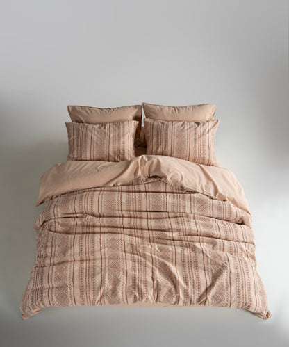 Stonewash işlemi uygulanmış %100 pamuk jakarlı kumaşın yumuşak, nefes alabilen ve doğal dokusunun yakın plan görünümü