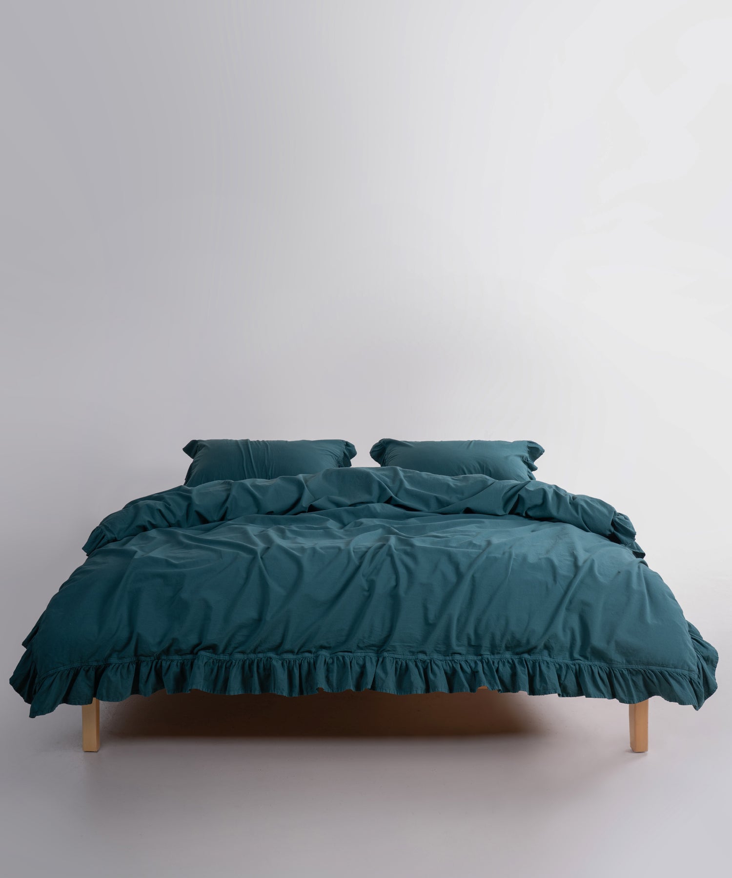 Stonewash işlemi uygulanmış Dark Green %100 pamuk kumaşın nefes alabilen ve yumuşak dokusunun yakın plan görünümü