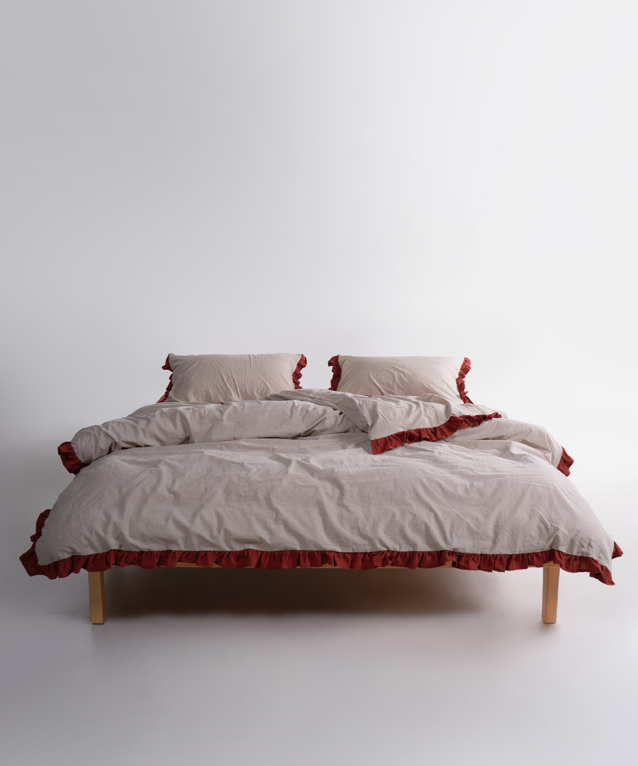 Stonewash işlemi uygulanmış %100 pamuk kumaşın doğal, nefes alabilen ve yumuşak dokusunun yakın plan görünümü