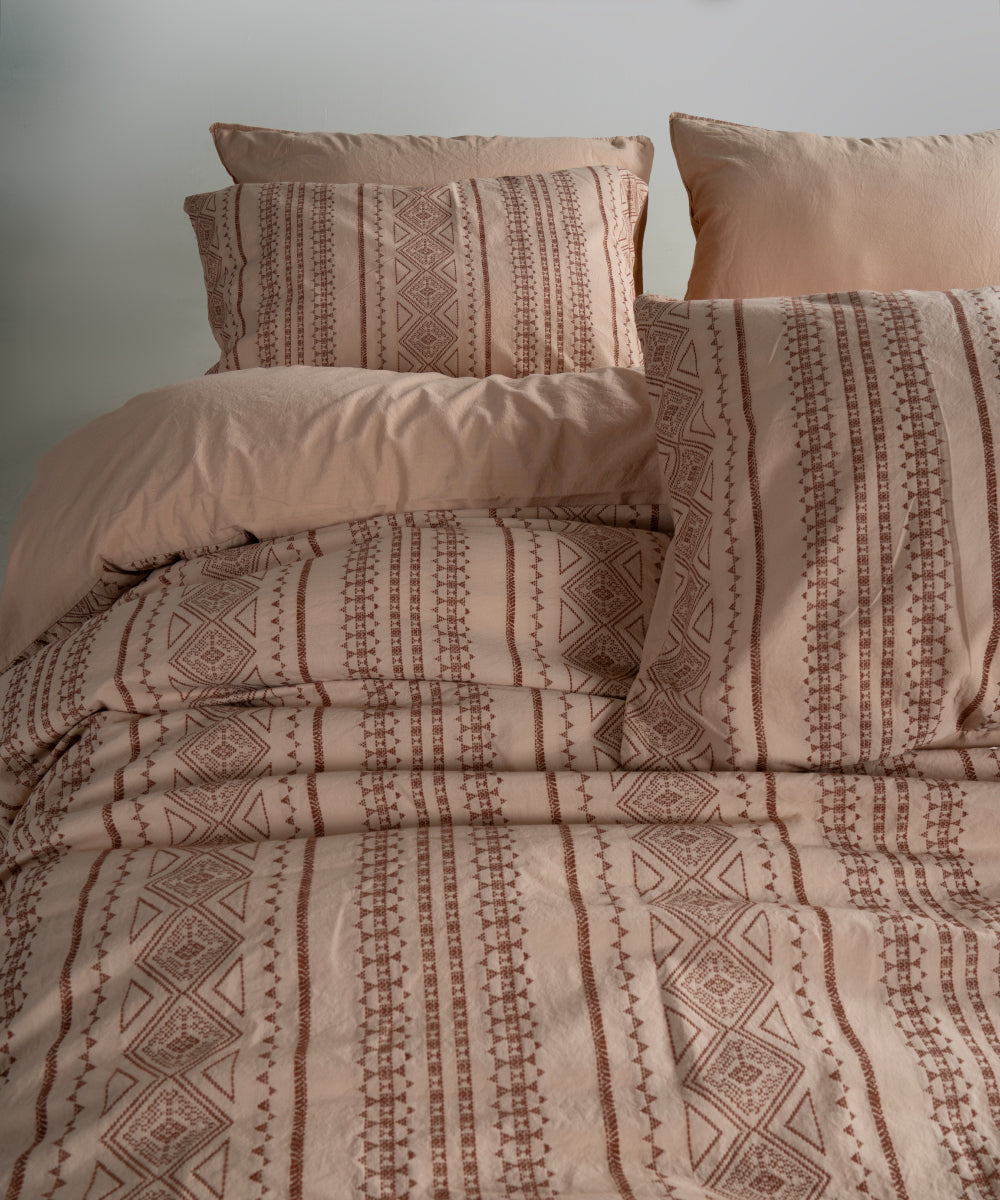 Akdeniz Beji renkli %100 pamuk stonewash nevresim üzerinde jakarlı desen dokuma detayının yakın plan görünümü