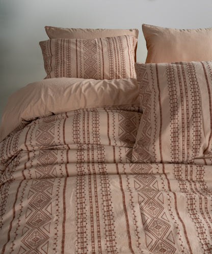 Akdeniz Beji renkli %100 pamuk stonewash nevresim üzerinde jakarlı desen dokuma detayının yakın plan görünümü