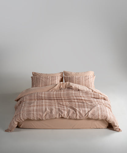 240x260 cm ölçülerinde Akdeniz Beji renkli %100 pamuk stonewash çarşaf detay görünümü