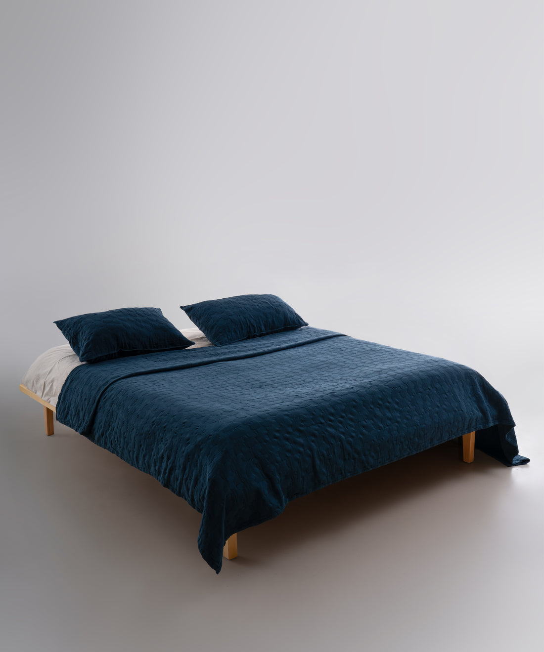 Dress Blue renkte stonewash %100 pamuk Alphecca yatak örtüsü seti, yatak üzerinde genel görünüm