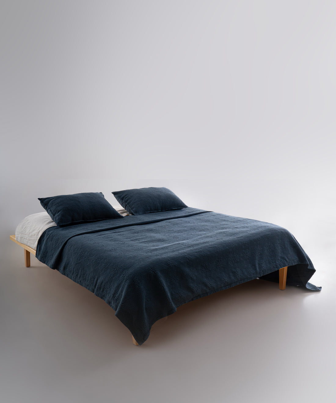 Dress Blue renkte stonewash %100 pamuk Belissima yatak örtüsü seti, yatak üzerinde genel görünüm