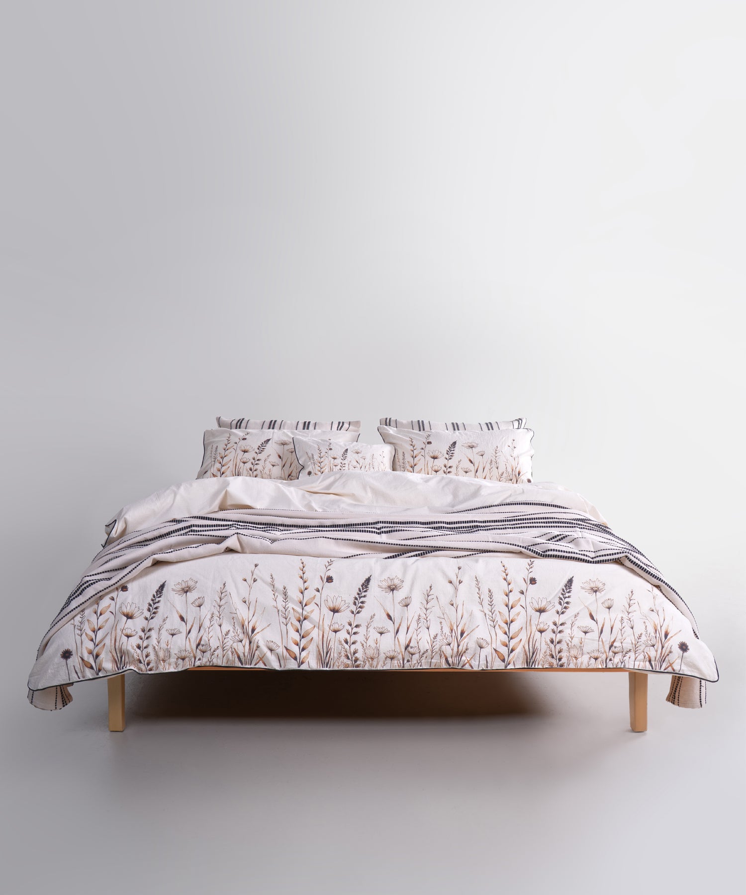 Toprak tonlarının yumuşak uyumuyla zamansız bir tasarım