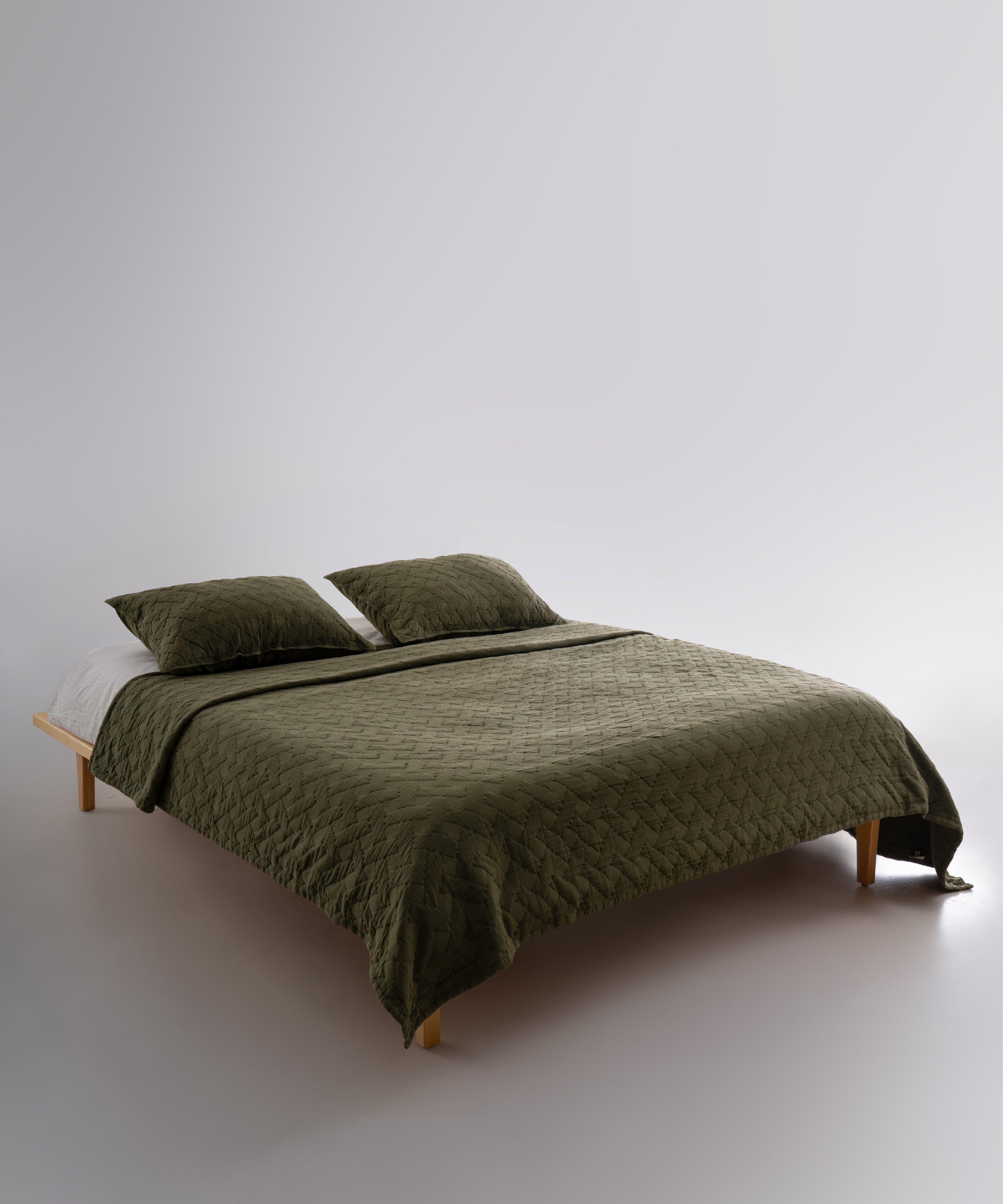 Capulet Olive renkte stonewash %100 pamuk Brianna yatak örtüsü seti, yatak üzerinde genel görünüm