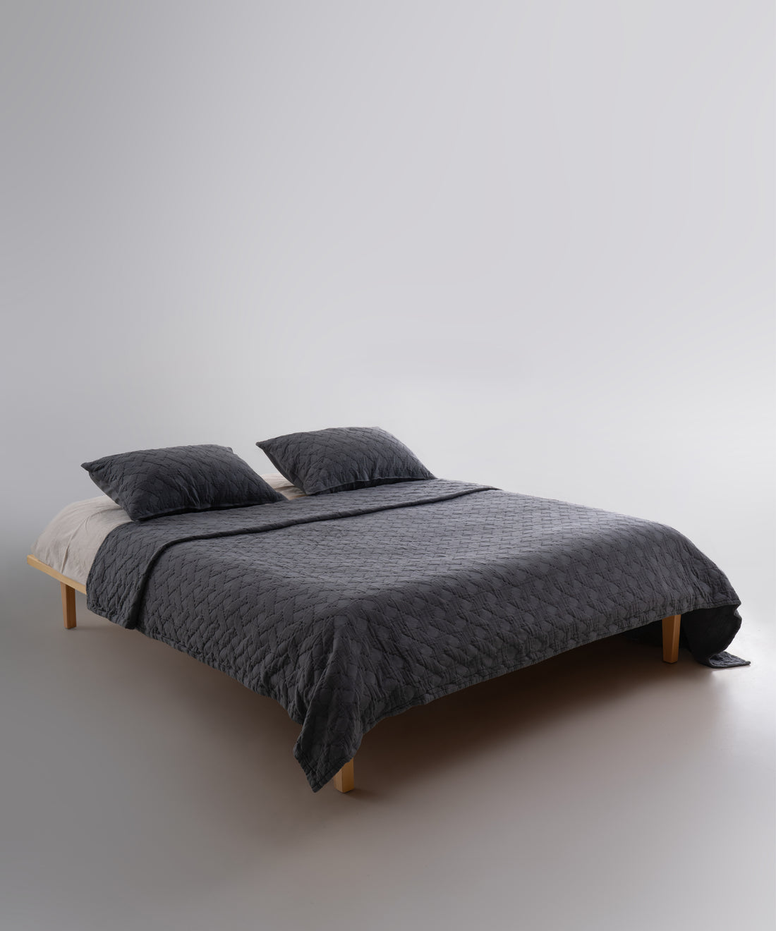 Castle Rock renkte stonewash %100 pamuk Brianna yatak örtüsü seti, yatak üzerinde genel görünüm