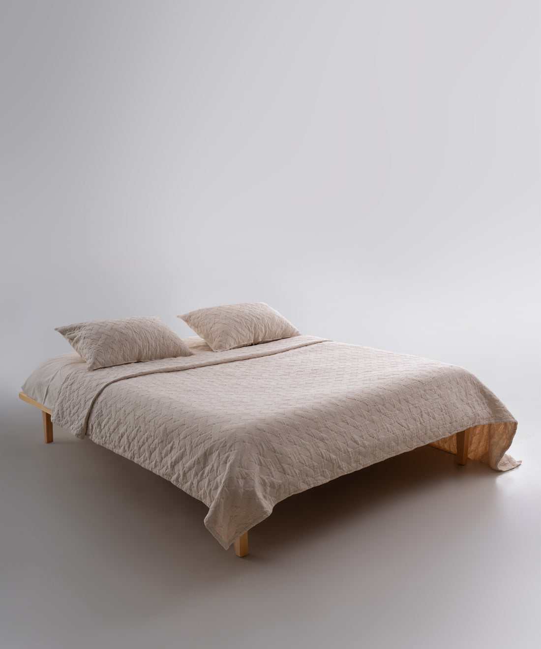 Cream renkte stonewash %100 pamuk Brianna yatak örtüsü seti, yatak üzerinde genel görünüm