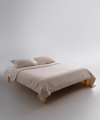 Cream renkte stonewash %100 pamuk Brianna yatak örtüsü seti, yatak üzerinde genel görünüm