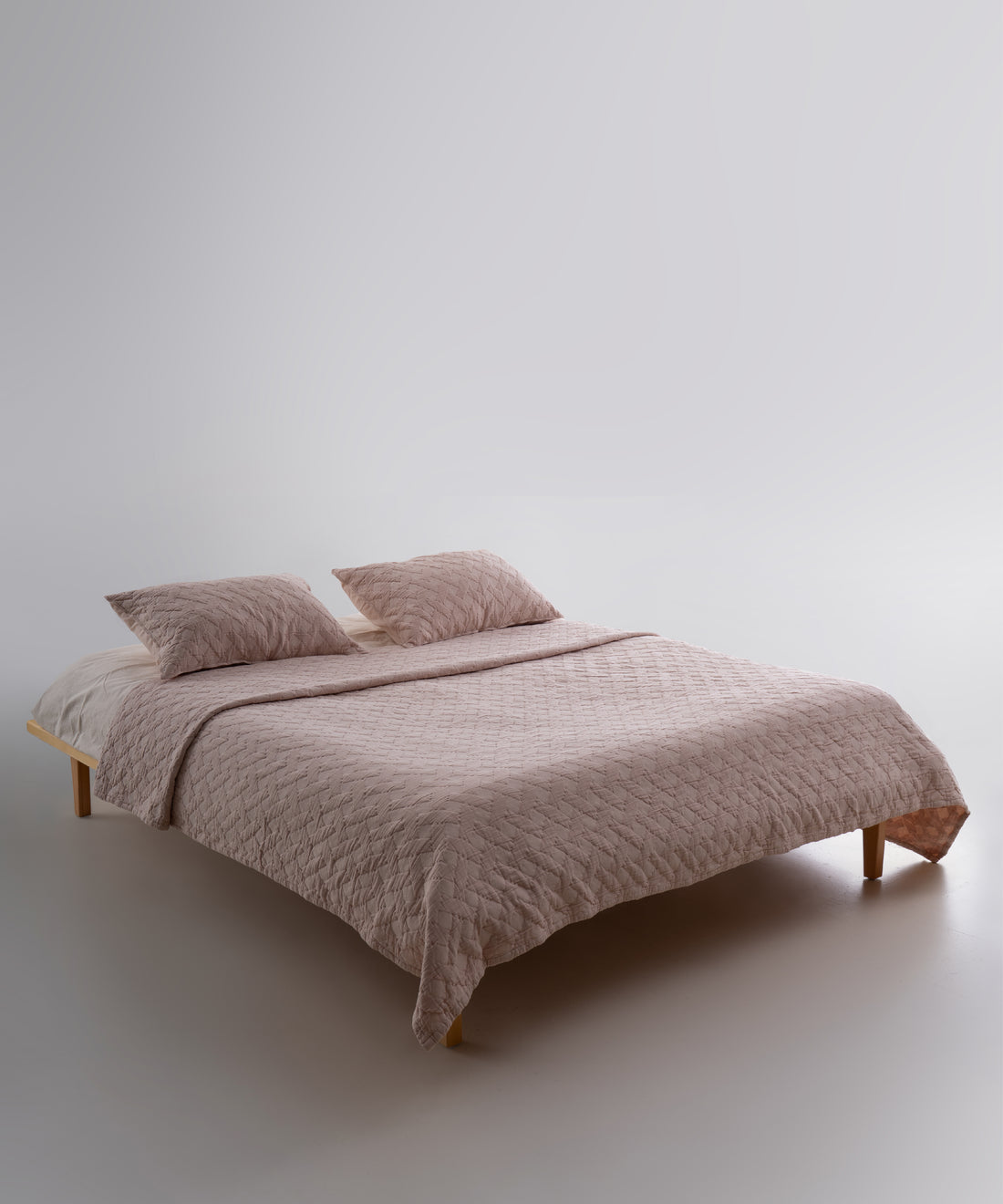 Pristine renkte stonewash %100 pamuk Brianna yatak örtüsü seti, yatak üzerinde genel görünüm