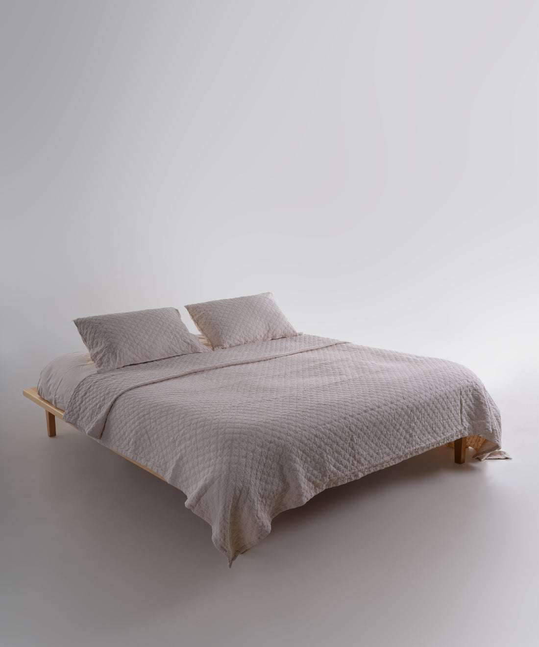 Cream renkte stonewash %100 pamuk Cambridge yatak örtüsü seti, yatak üzerinde genel görünüm