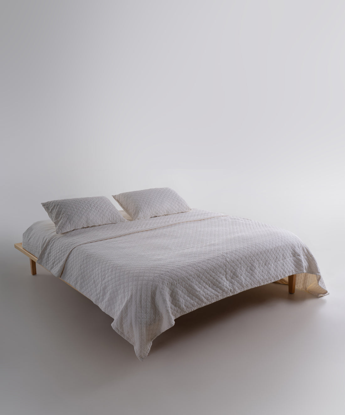 Snow White renkte %100 pamuk stonewash Cambridge yatak örtüsü seti, yatak üzerinde genel görünüm