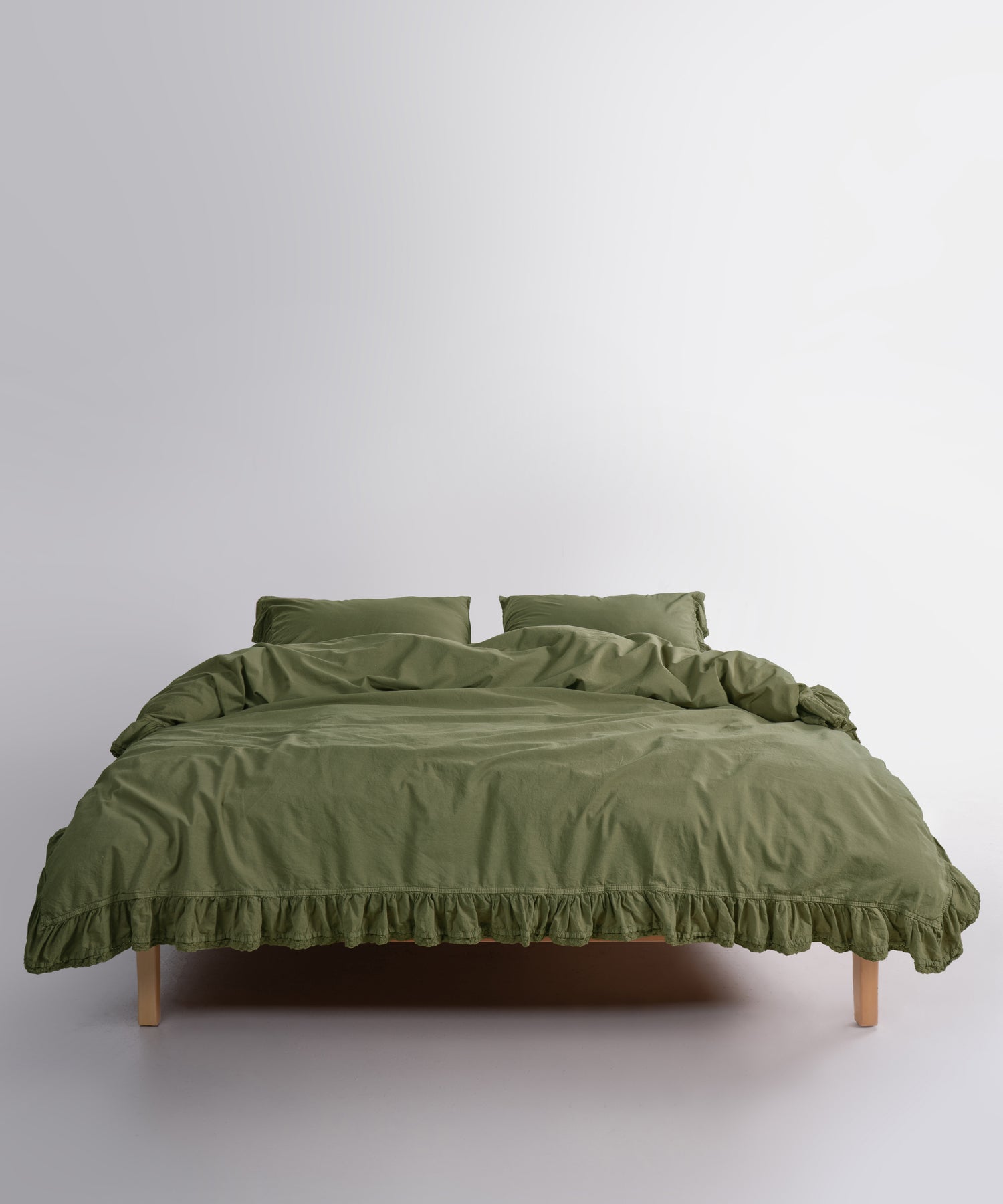Capulet Olive rengi stonewashed pamuk nevresim takımı fırfır kenar detayı yakın plan yumuşak dokulu premium tasarım