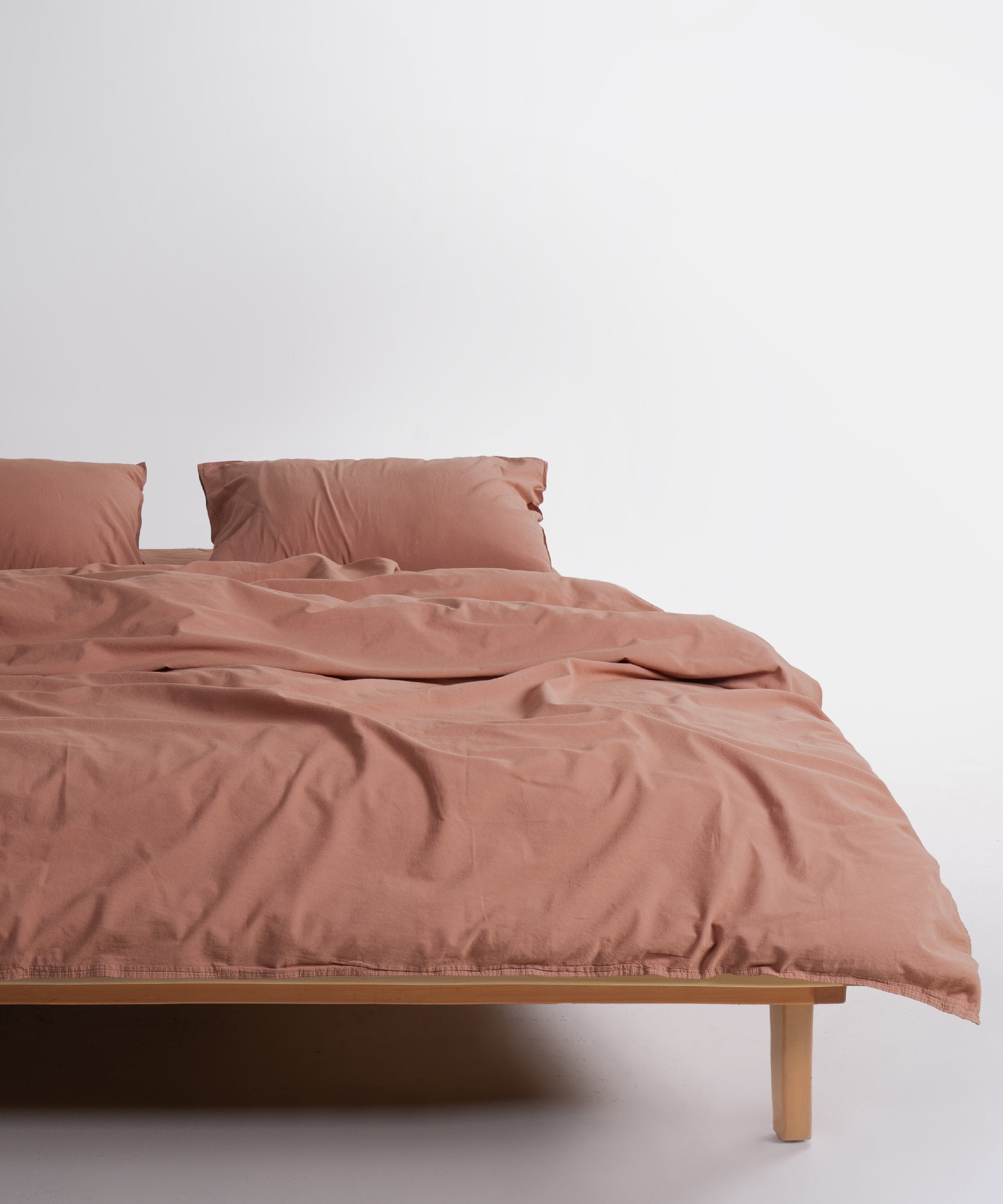 Fırfırlı kenar detaylı Commencer nevresim takımı – modern ve zarif yatak odası dekoru.