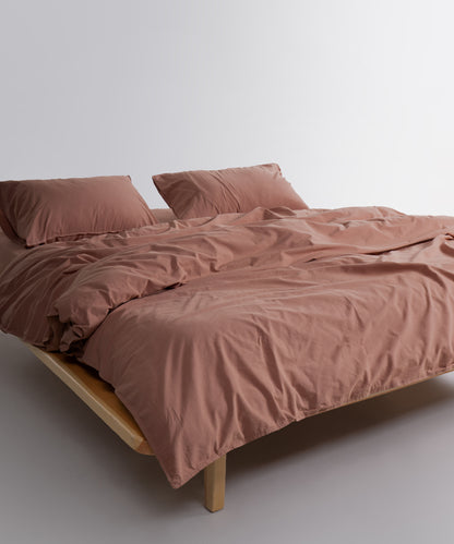 Sakin ve sofistike Commencer rengi ile yatak odasında huzurlu ve dengeli bir atmosfer.