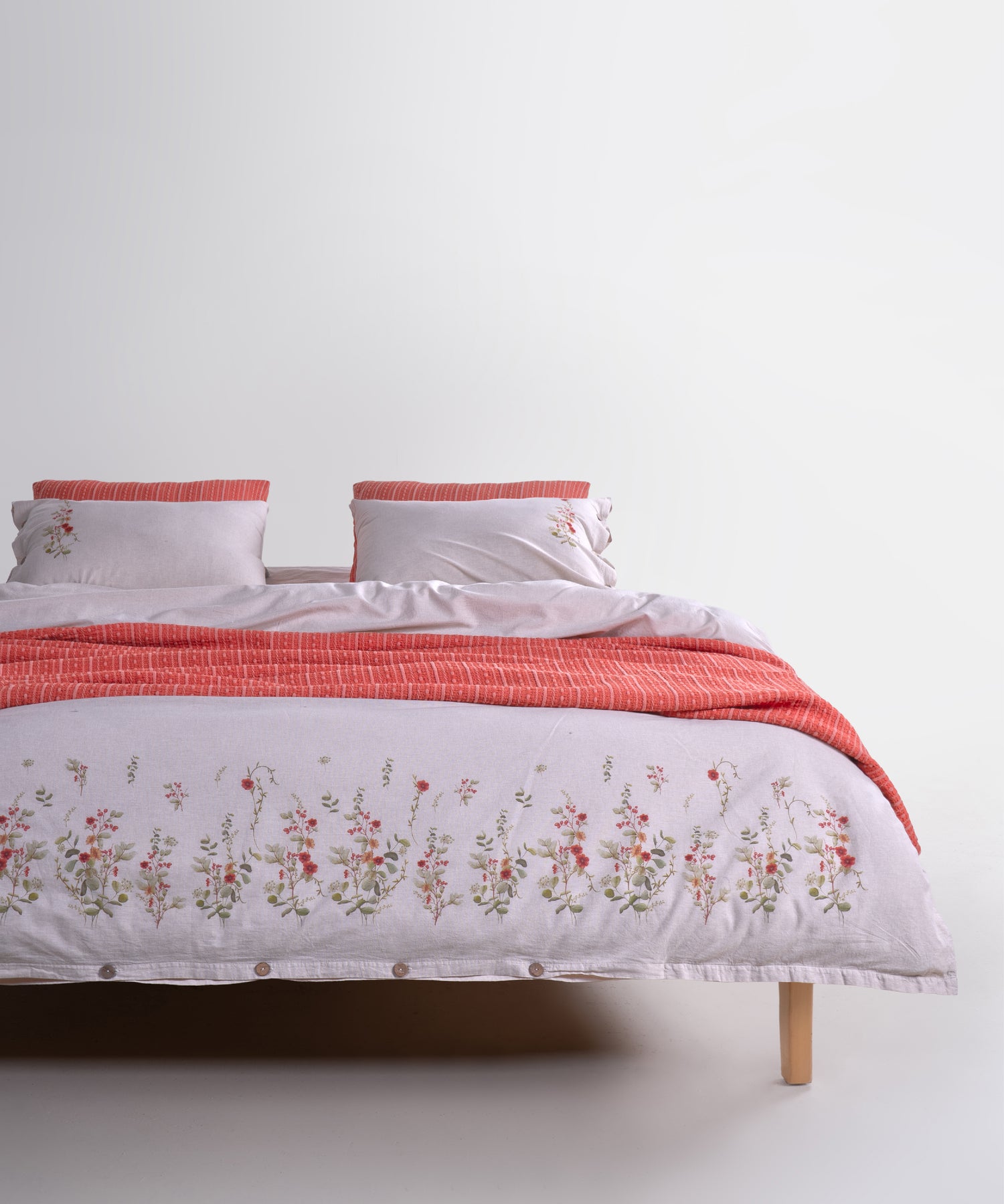 Nefes alabilen %100 pamuk yapısıyla her mevsim ideal kullanım sağlar, cildinizle uyum içinde çalışır.