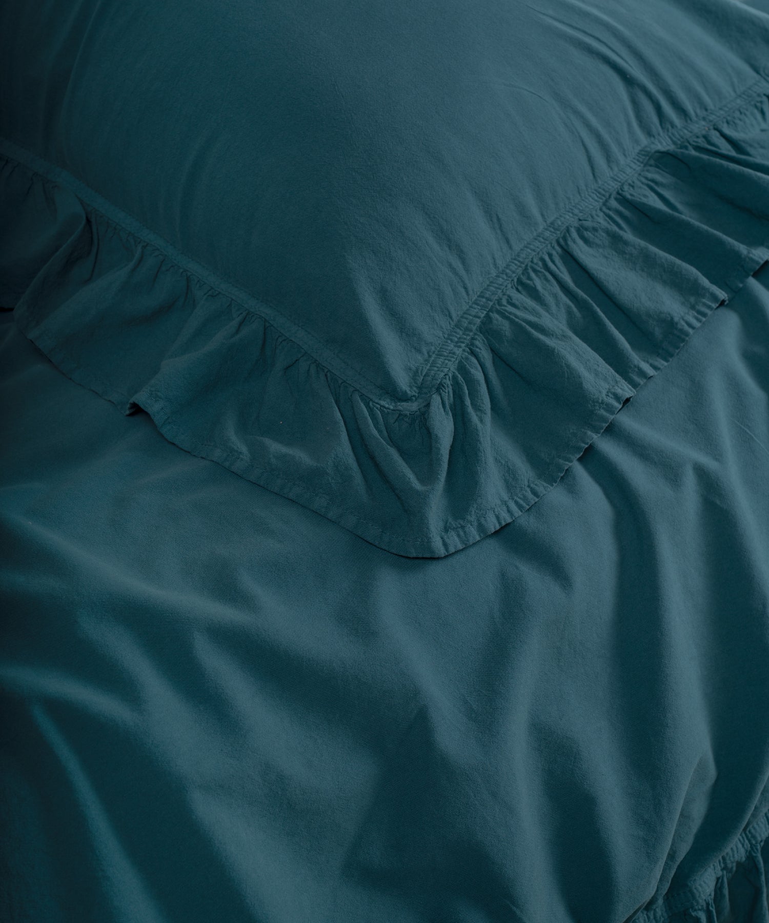 Dark Green %100 pamuk stonewash yastık kılıfları, kapak kapamalı tasarım ve yumuşak doku detayları