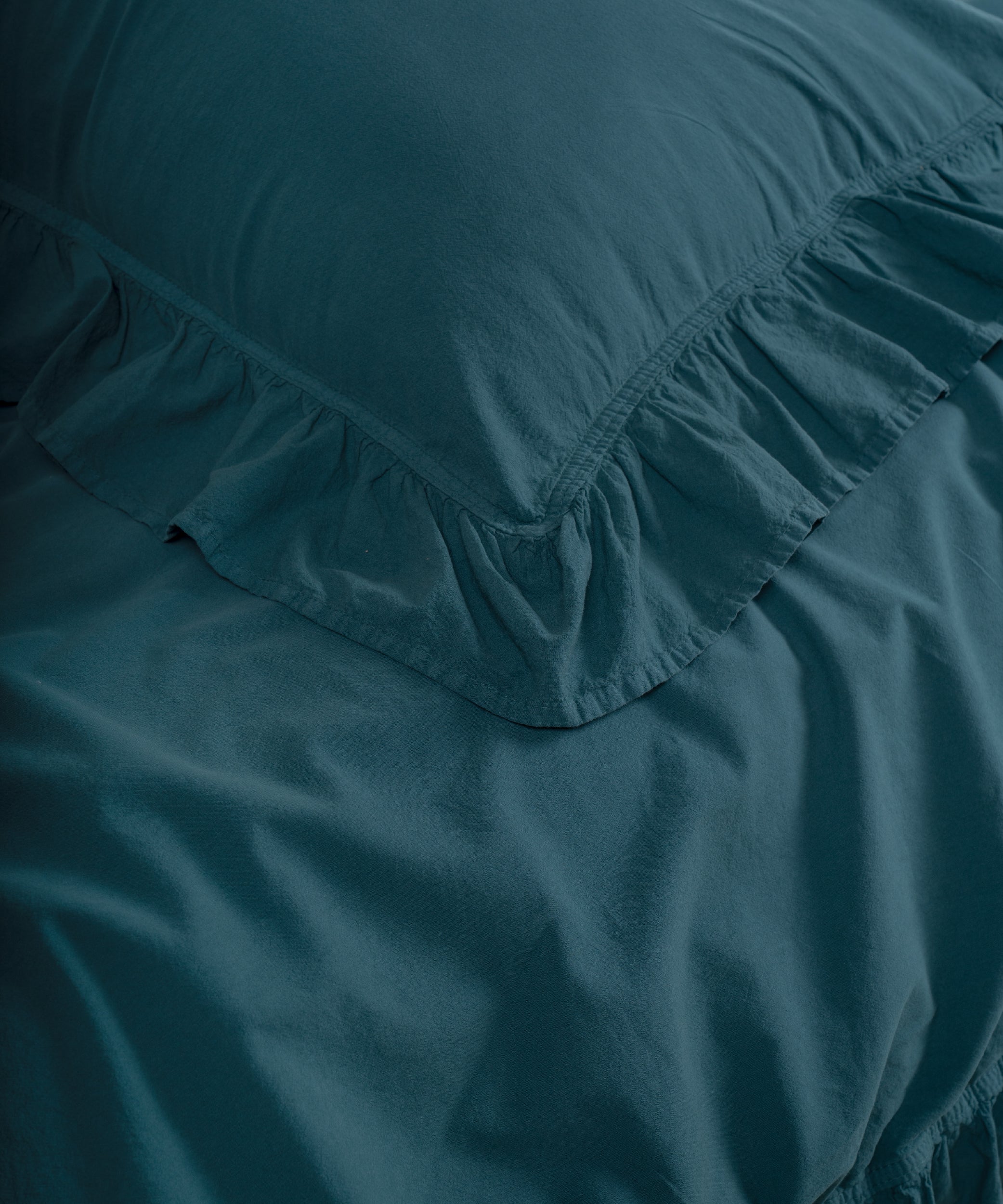 Dark Green %100 pamuk stonewash yastık kılıfları, kapak kapamalı tasarım ve yumuşak doku detayları