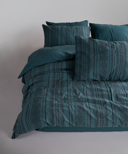 Dark Green stonewash pamuk nevresim üzerinde jakarlı desen dokuma detayının yakın plan görünümü