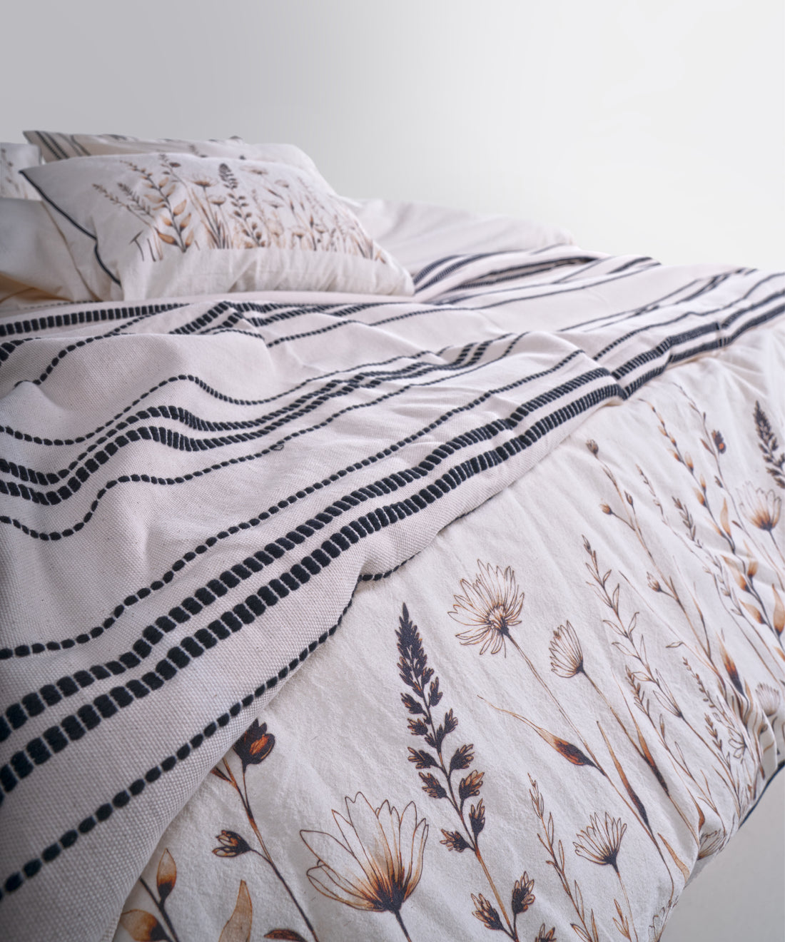 Mocha tonları ve floral desenlerle sıcak, huzurlu bir atmosfer