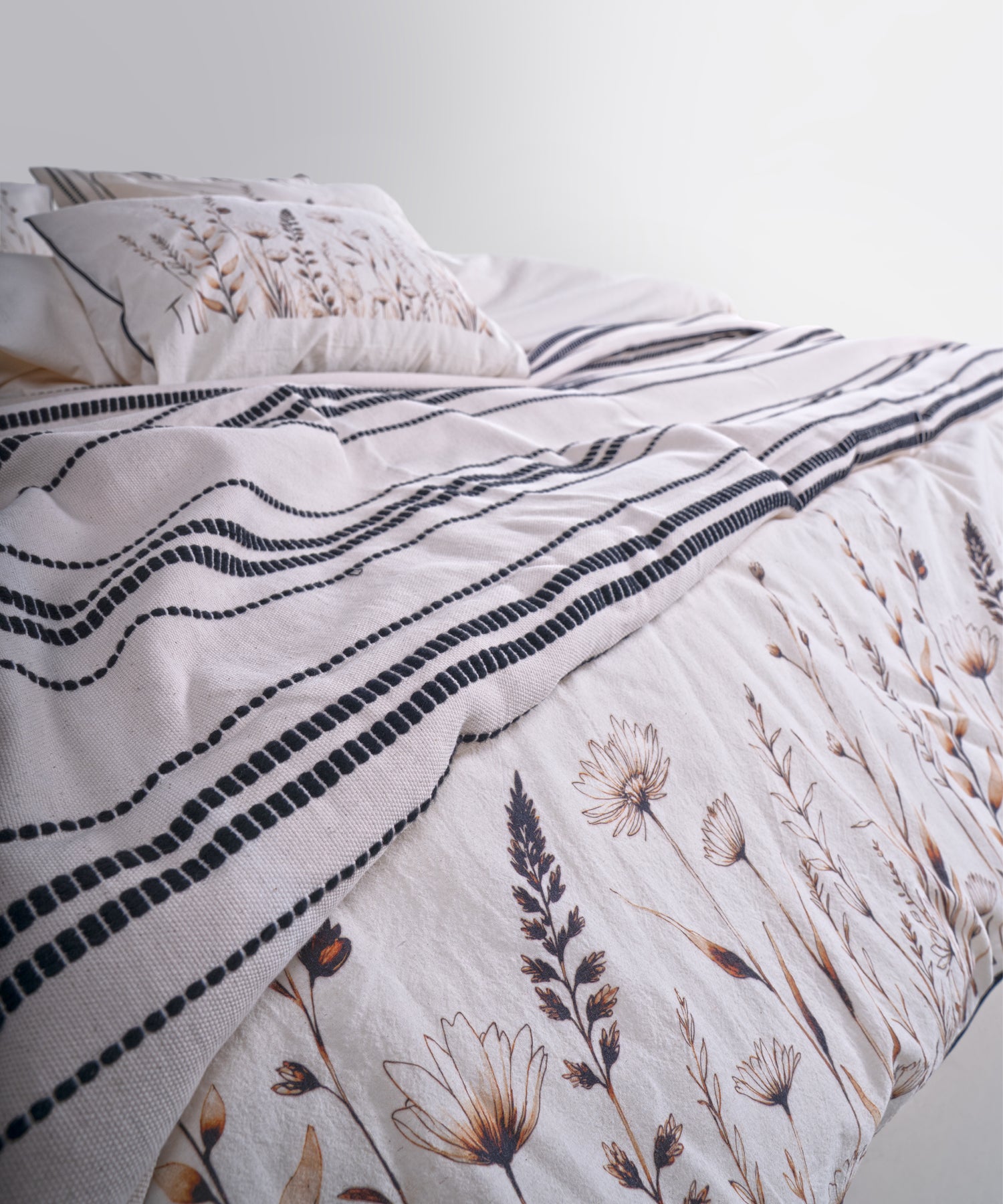 Mocha tonları ve floral desenlerle sıcak, huzurlu bir atmosfer