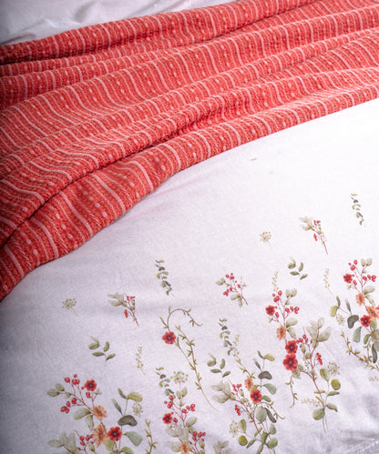 Tournesal’ın zarif çiçek deseni ve doğal pamuk dokusu, yatak odanı ferah ve huzurlu bir atmosfere taşır.