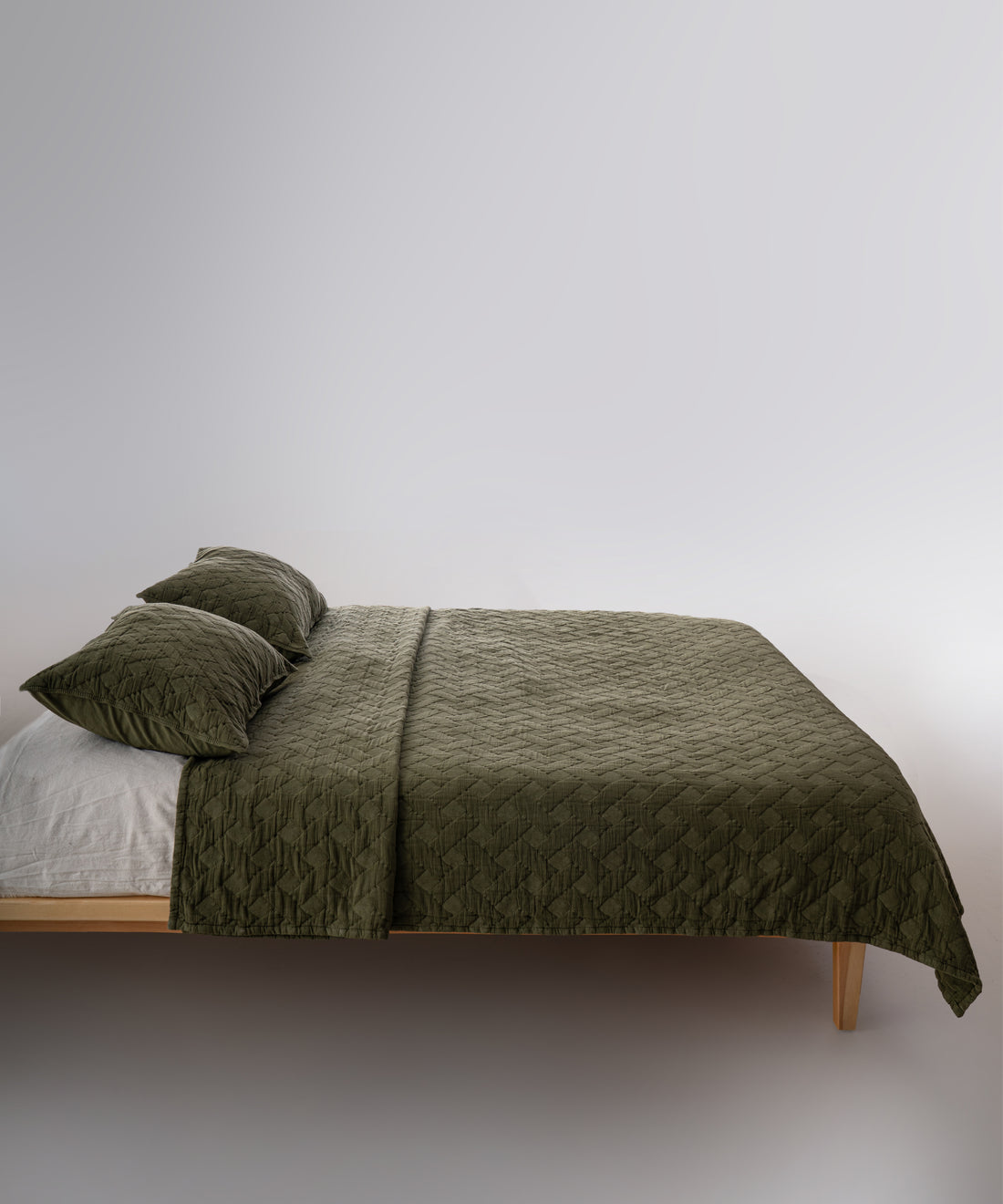 Minimal ve doğal yatak odası dekorasyonunda Capulet Olive stonewash %100 pamuk yatak örtüsü ile sıcak ve huzurlu stil