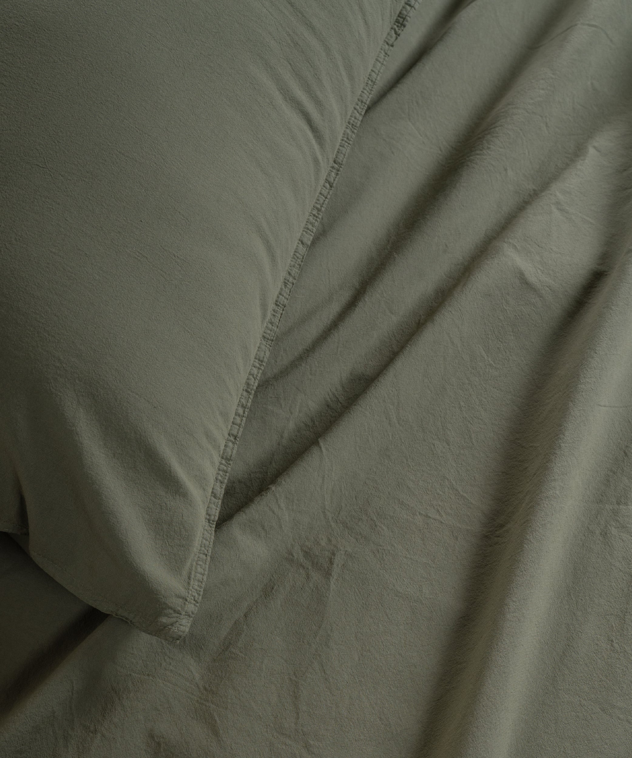 Capulet Olive pamuk nevresim ile sade ve huzurlu yatak odası