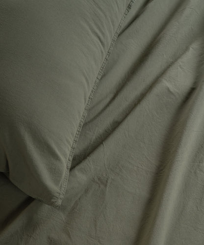 Capulet Olive pamuk nevresim ile sade ve huzurlu yatak odası