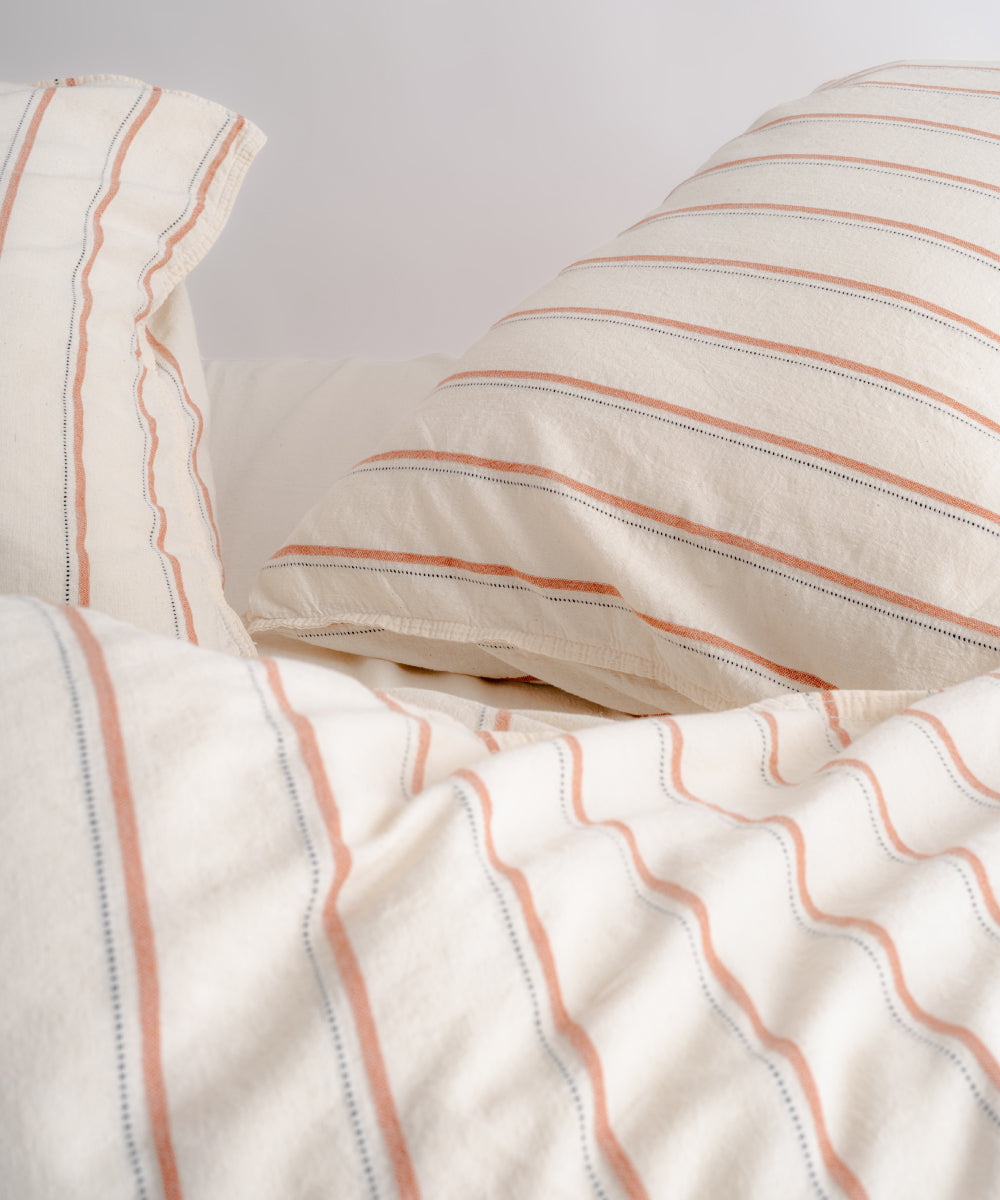 Kiremit rengi çizgilerle yatak odasına sıcak ve zarif bir atmosfer kazandırır