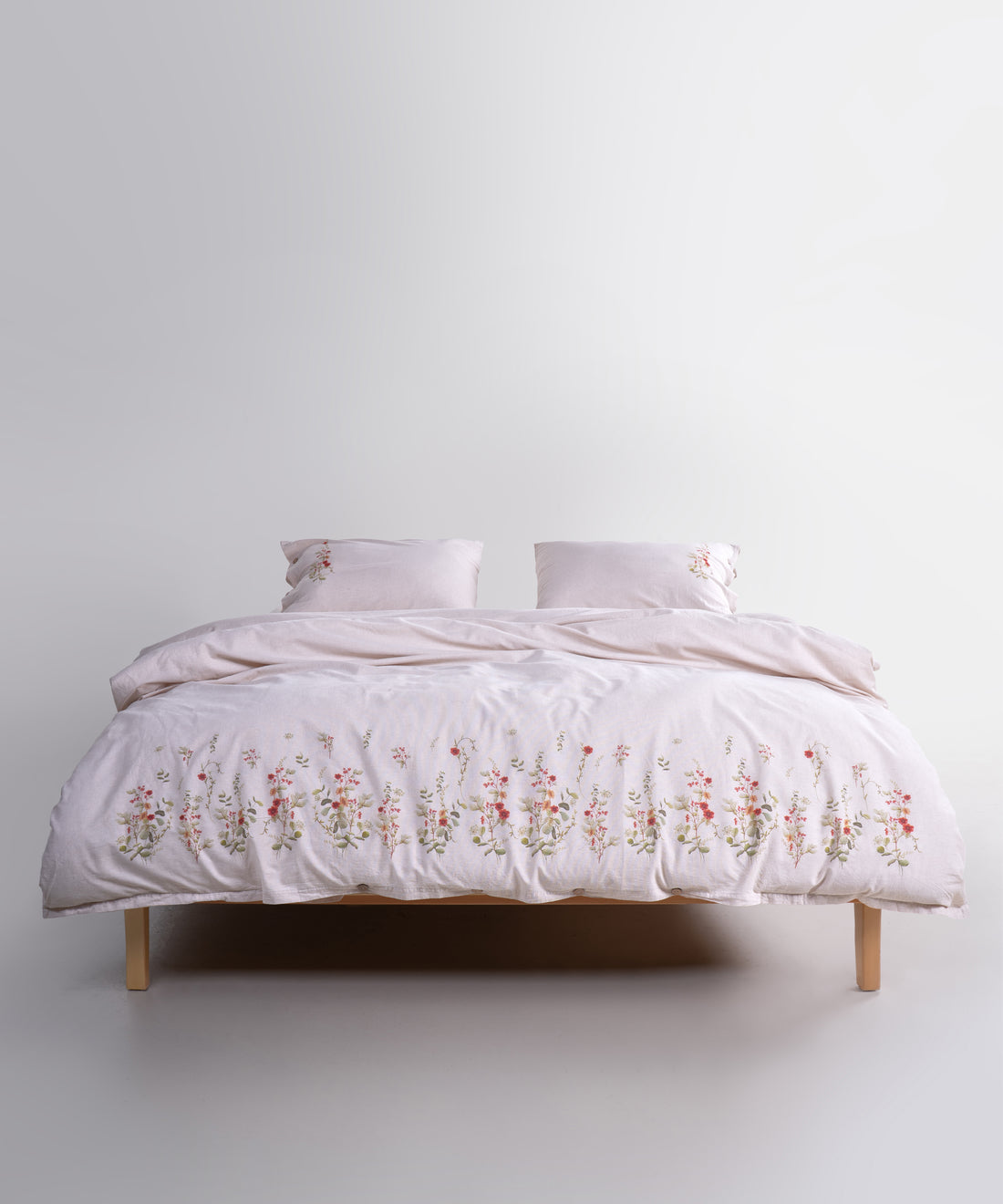 Garmentwash işlemiyle ekstra yumuşak, nefes alabilen %100 pamuk dokusu.