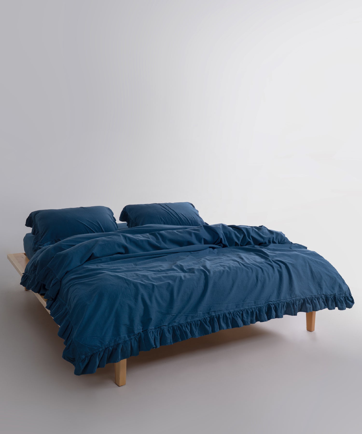 Kapak kapamalı yastık kılıfları ve düğmeli nevresim detayı, stonewash pamuk ve Dress Blue renk